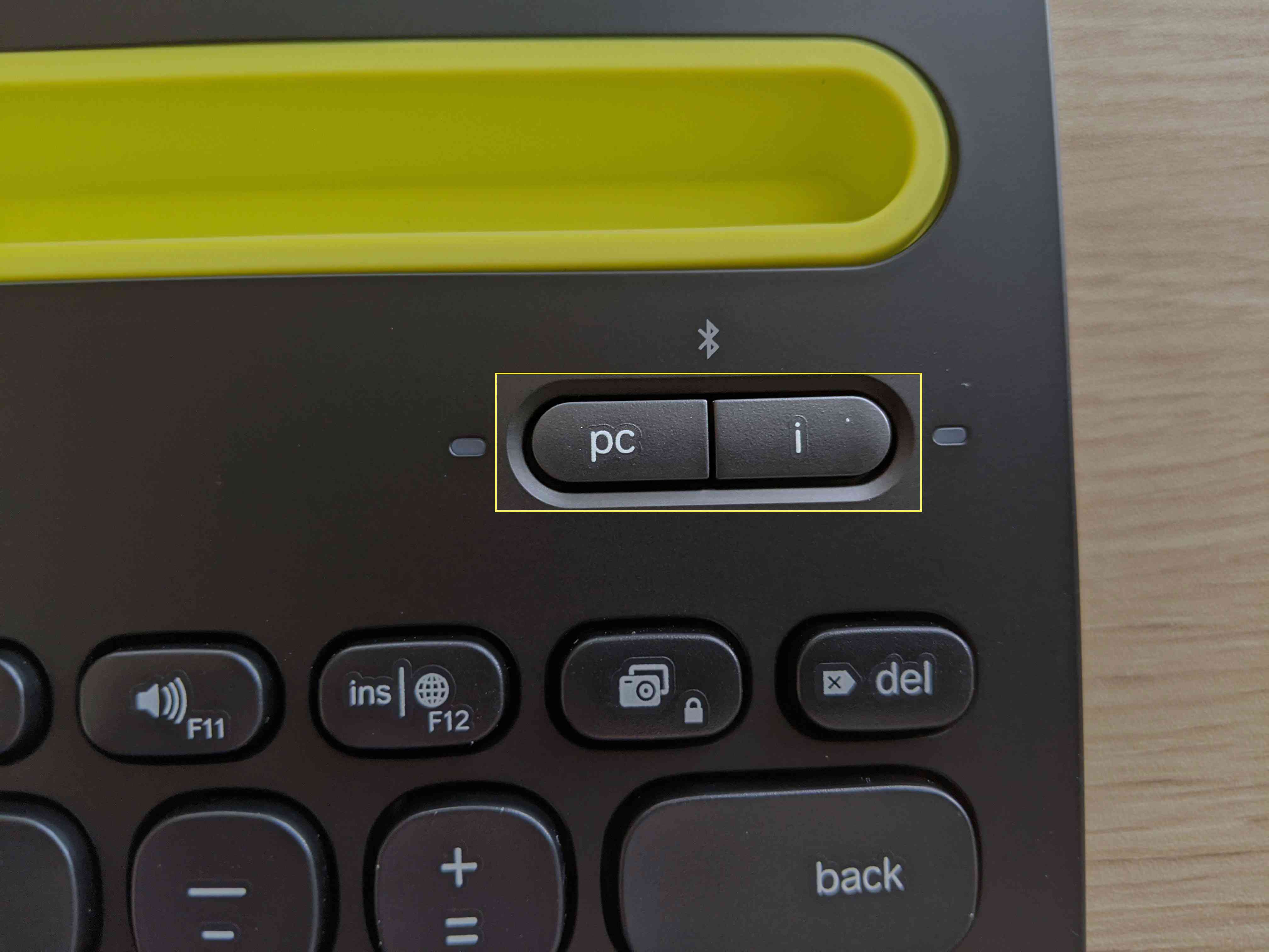PC-knappen på ett Bluetooth Logitech-tangentbord.