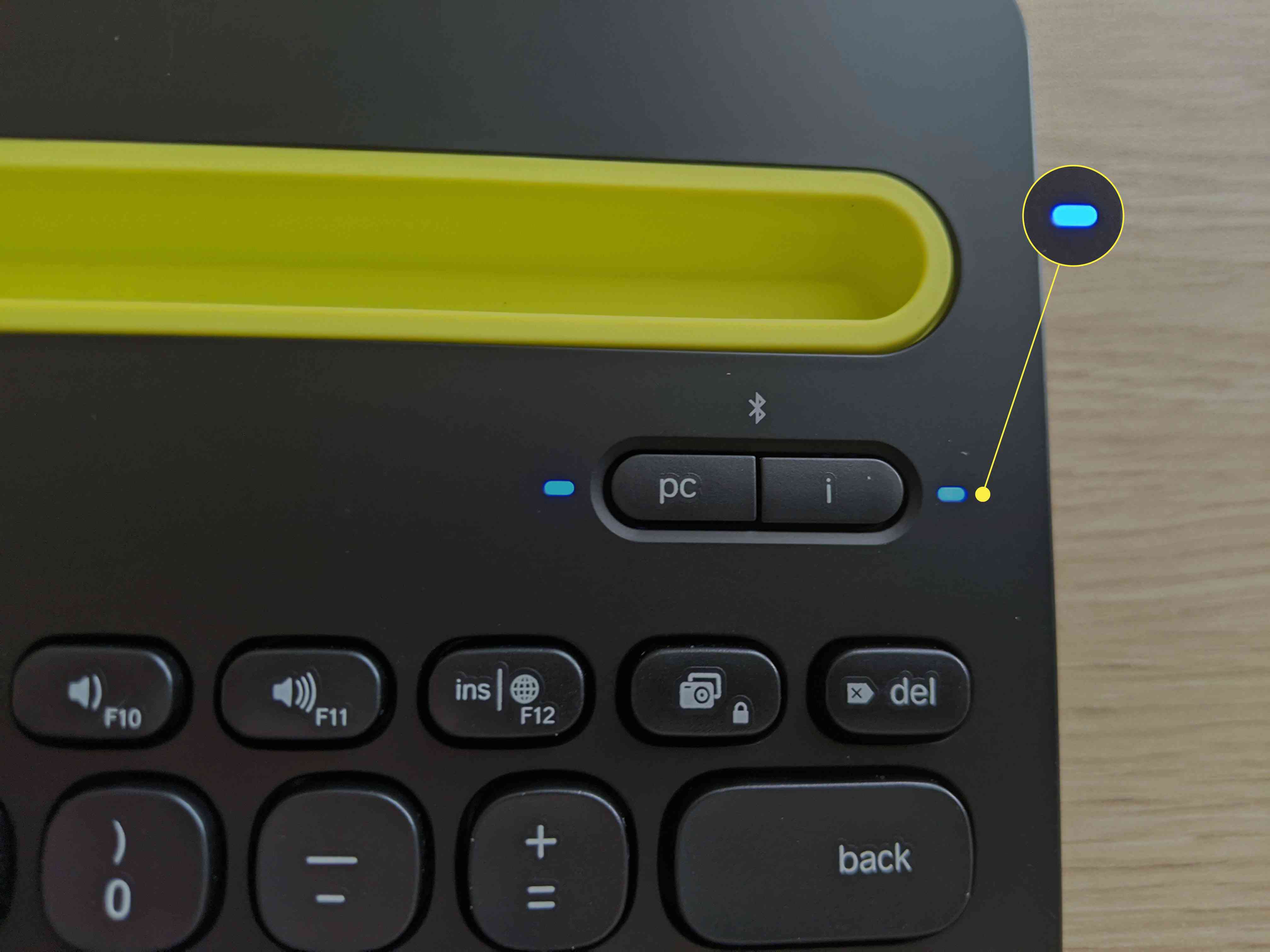 Ett Bluetooth Logitech-tangentbord i parningsläge.