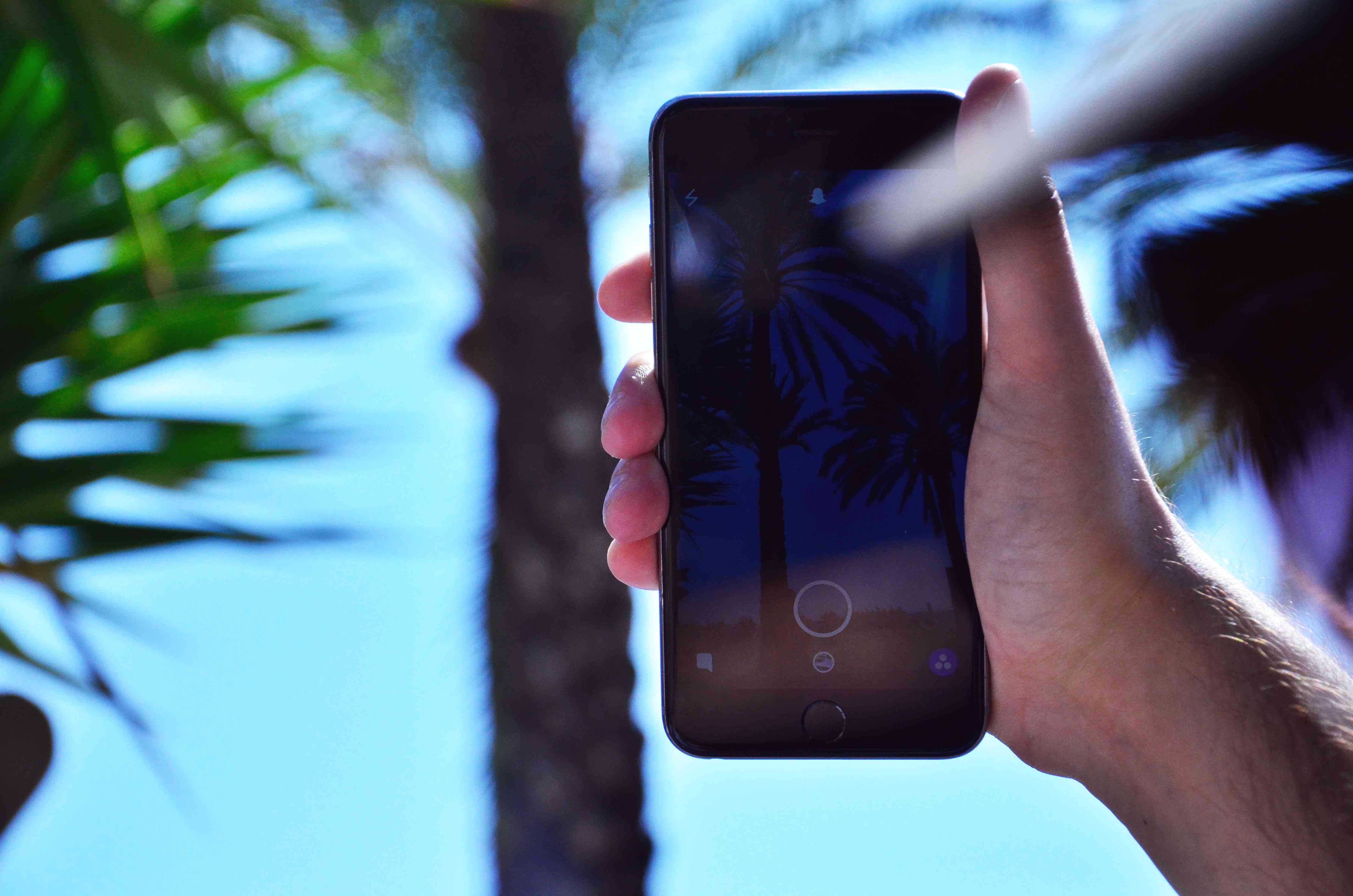 Filmar en Snapchat-berättelse med en smartphone.