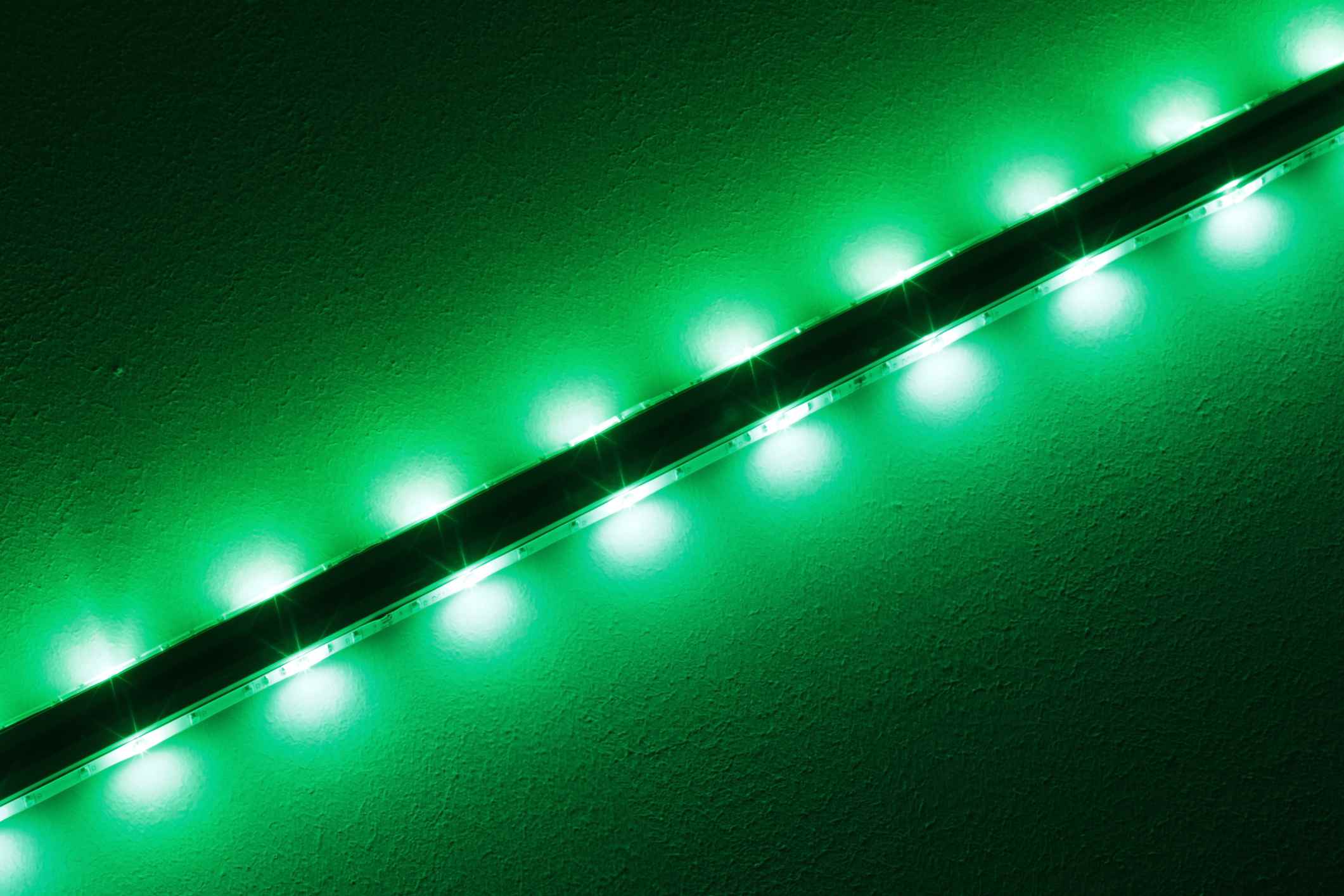 Närbild av grönt-glödande LED-ljusremsa