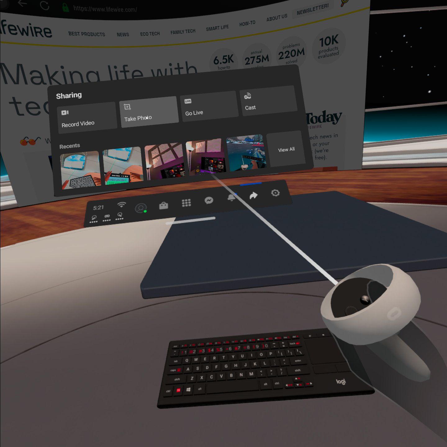 Med hjälp av en webbläsare och Logitech K830-tangentbordet i Oculus VR