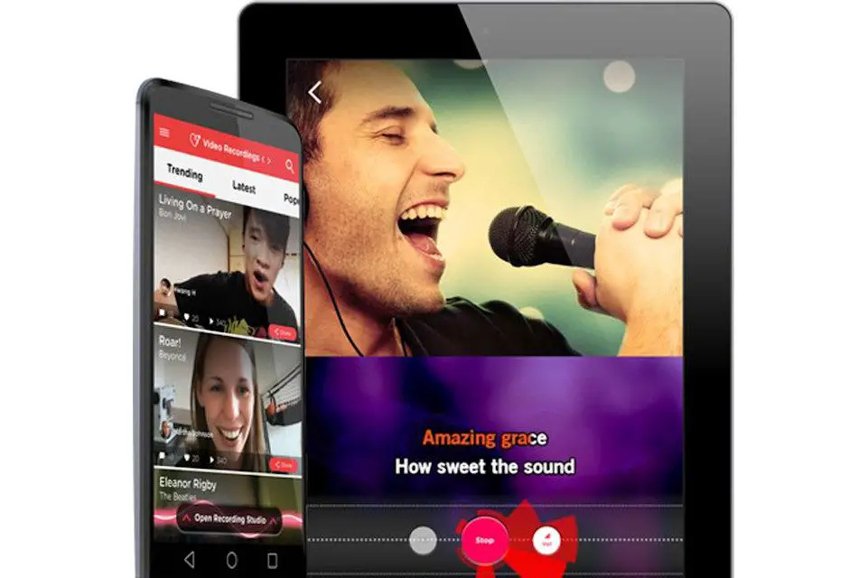 En smartphone och surfplatta som visar karaoke-programvara från Redkaraoke