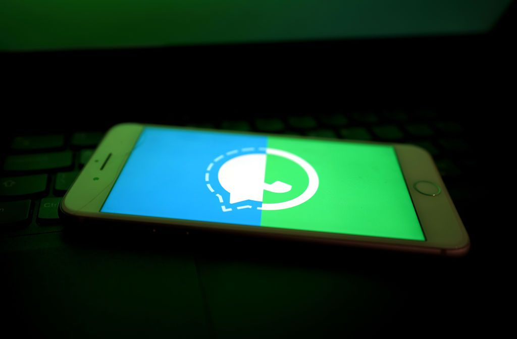 Meddelandetjänsterna WhatsApp och Signal ses på en mobiltelefon.