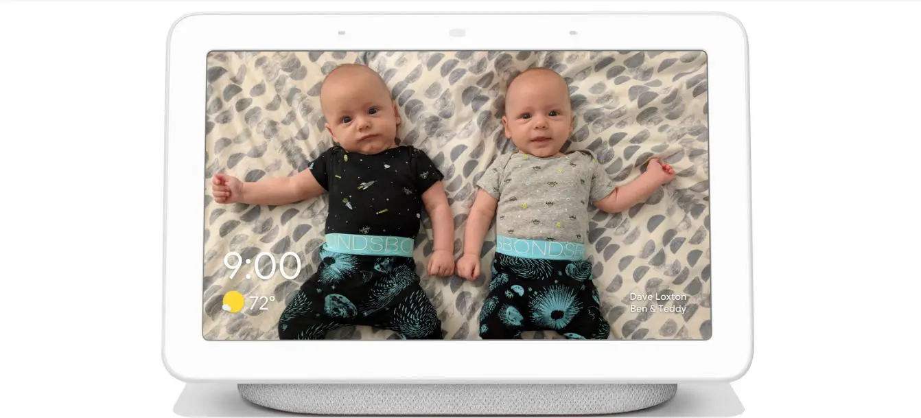 Google Home Hub med foto av tvillingbarn på skärmen