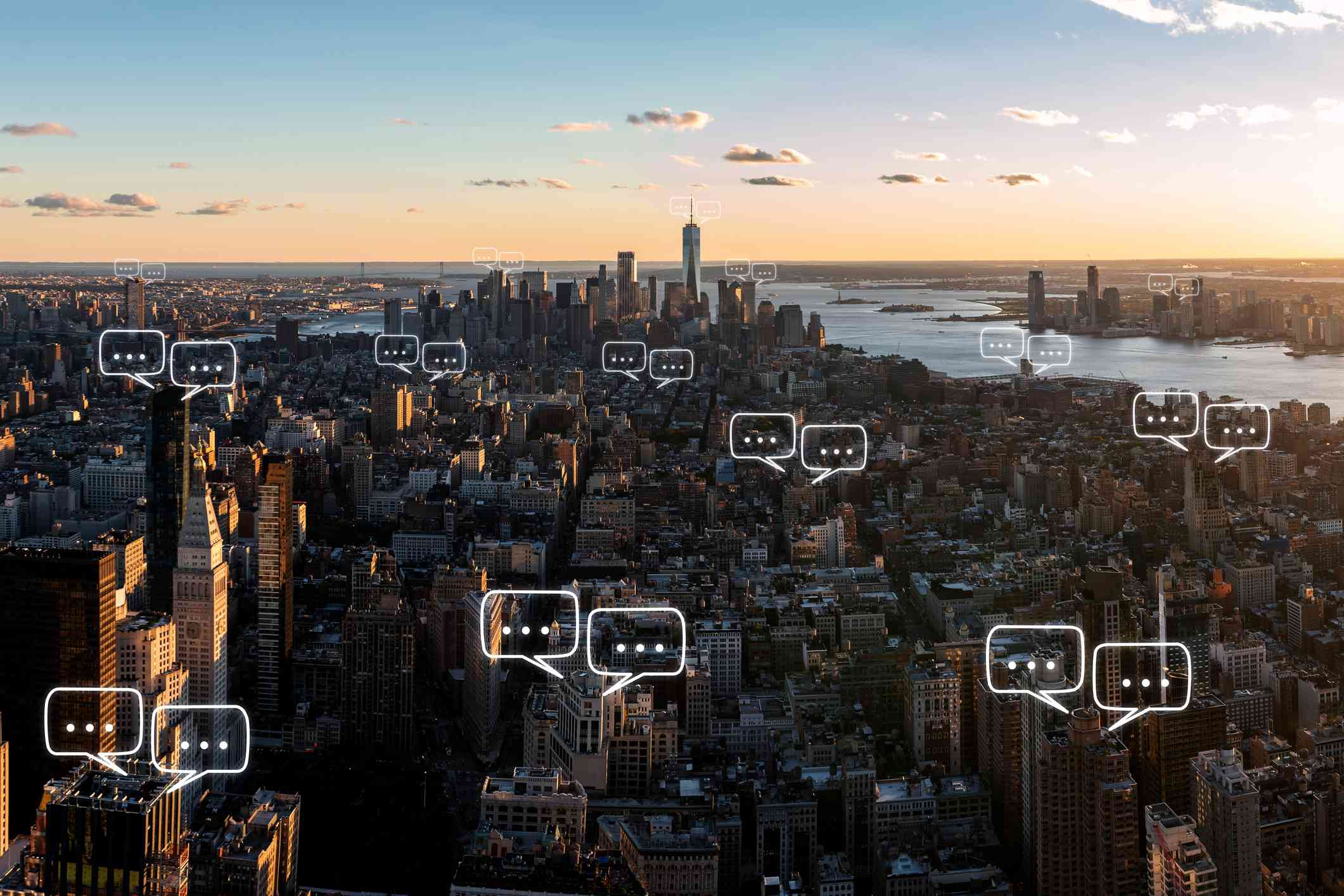 Manhattans silhuett i New York City och himmelbakgrund med bubbelchattikoner.