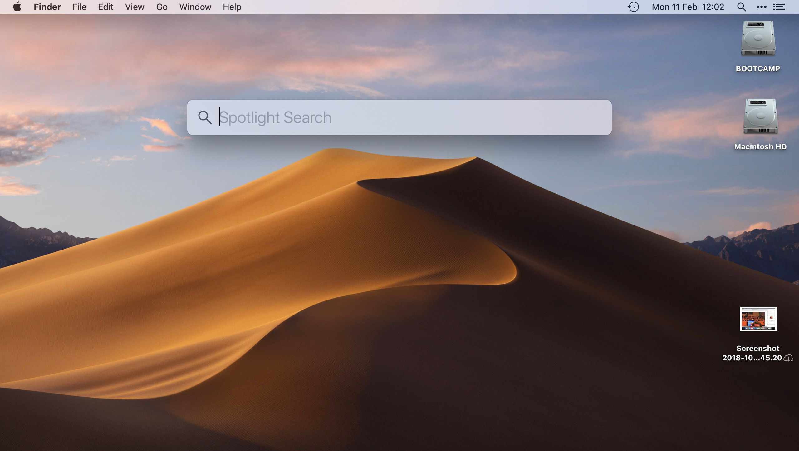 Mac-skrivbord som visar Spotlight-sökfältet