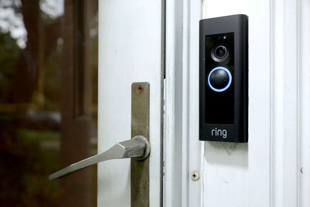 En dörrklockanordning med en inbyggd kamera tillverkad av säkerhetsföretaget Ring