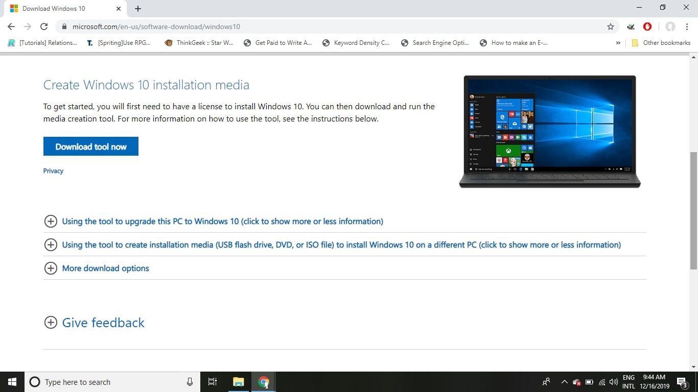 På din Windows-dator går du till nedladdningssidan för Windows 10 och väljer Ladda ner verktyg nu under Skapa Windows 10 installationsmedia.