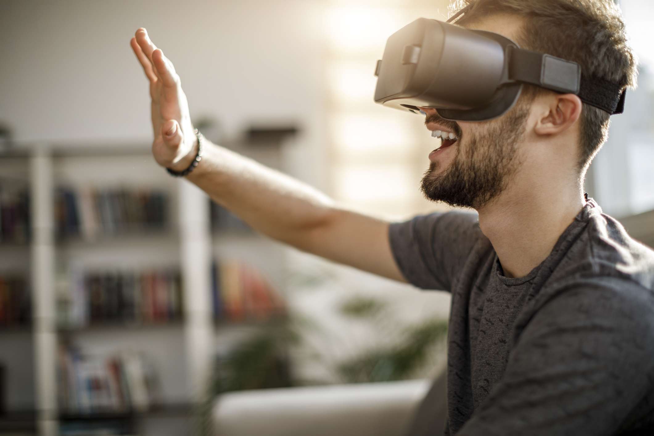 man använder virtuell verklighet simulator headset hemma