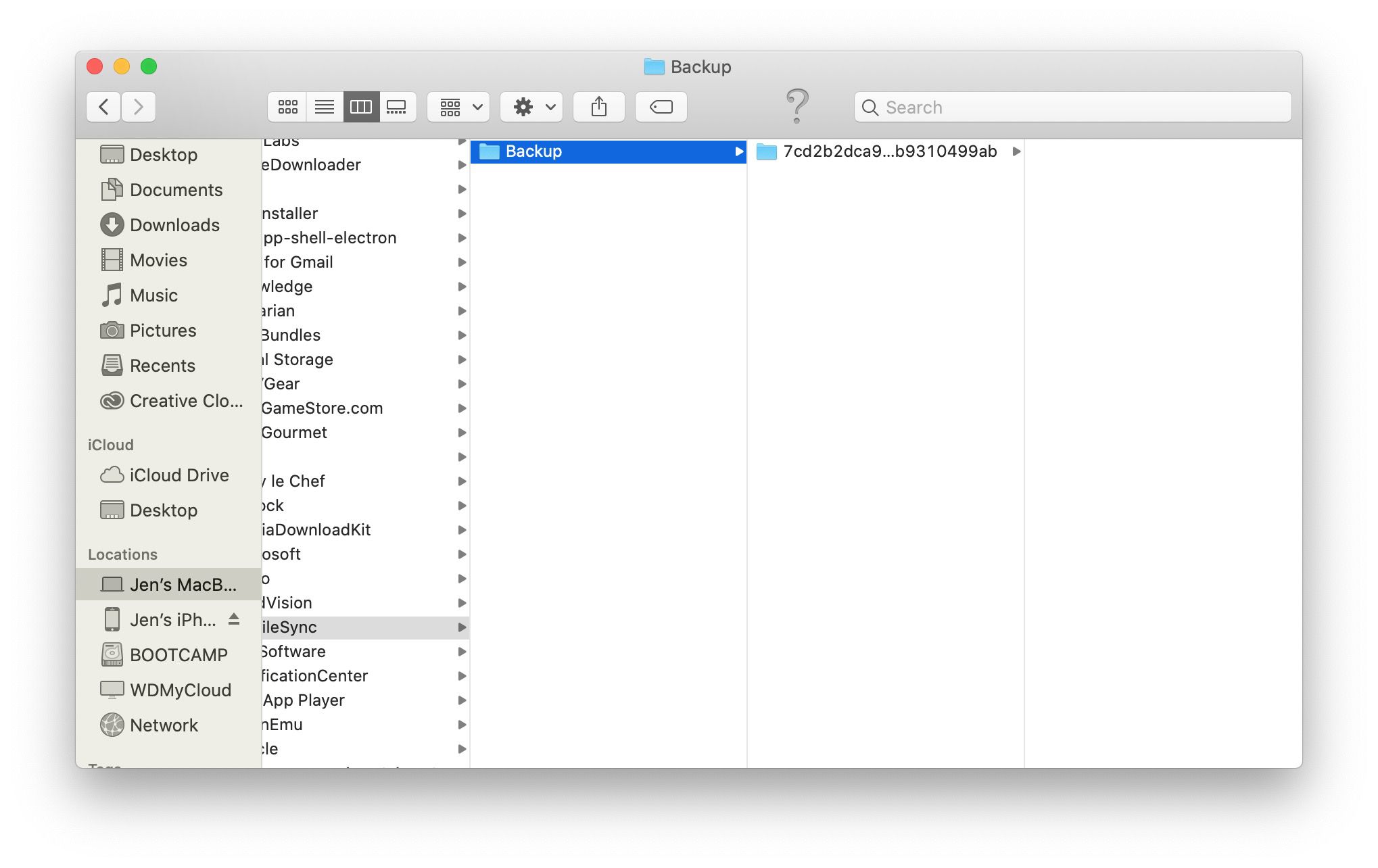 MacOS Finder-fönster med säkerhetskopieringsplats för iPhone markerad
