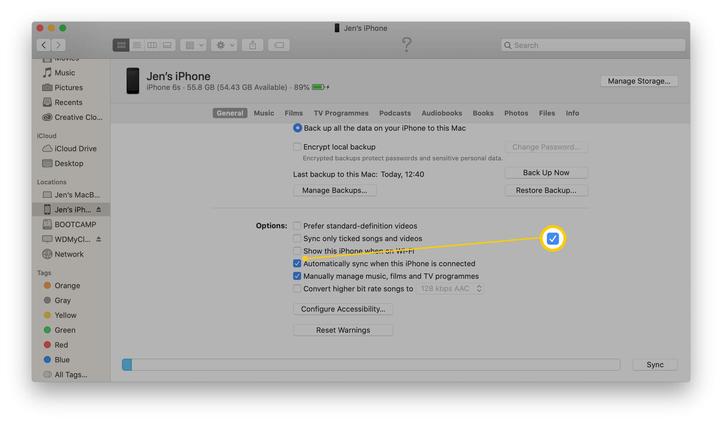 MacOS med en '' öppen '' iPhone och synkroniseras automatiskt när denna iPhone är ansluten kryssad och markerad