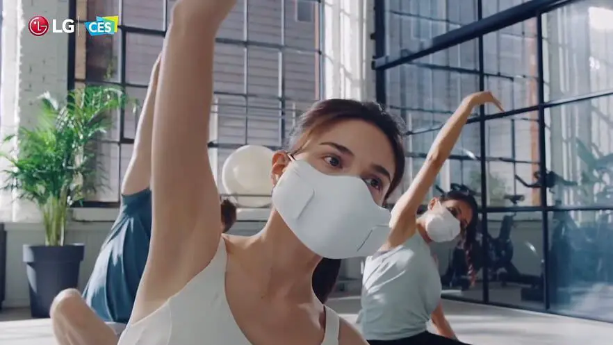 Människor som gör yoga medan de bär LG-masker