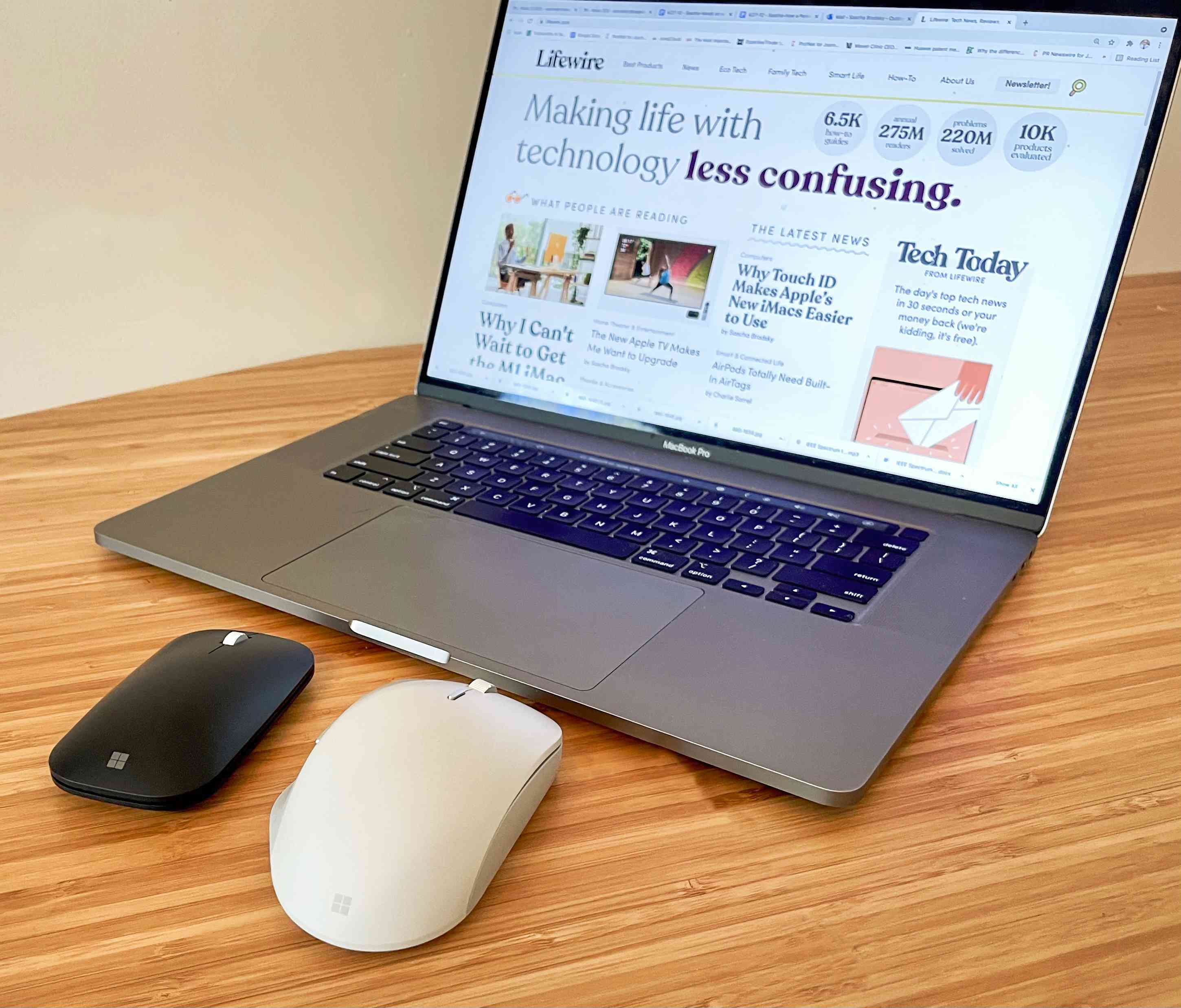 Microsoft Surface Mouse och Surface Mouse Mini sitter framför en MacBook Pro-dator. 