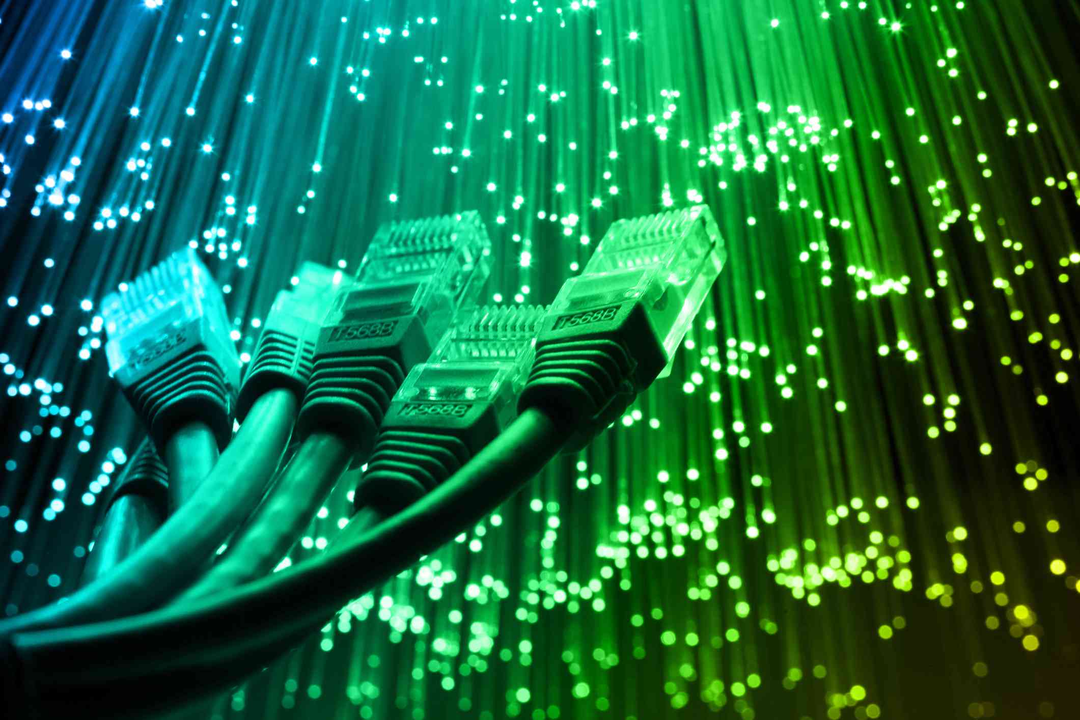 Nätverkskabel med begrepp för internet för fiberoptikljus