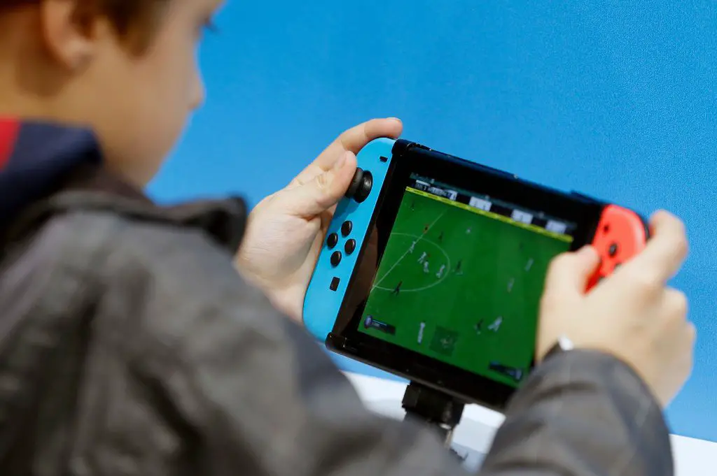 Ett barn som spelar 'Fifa 19' på en Nintendo Switch. 