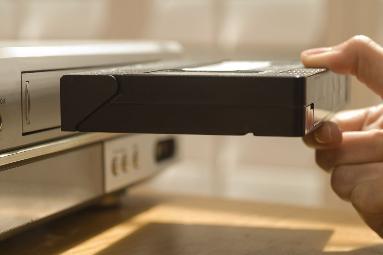 Ladda ett VHS-band i en videobandspelare