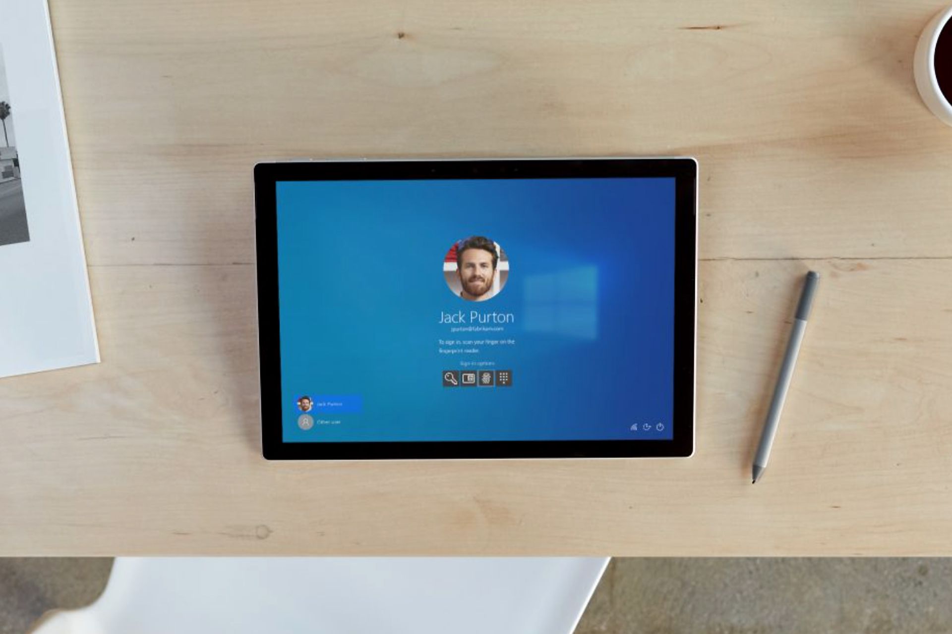 Foto av en Windows-användares profilbild på en Surface Pro.