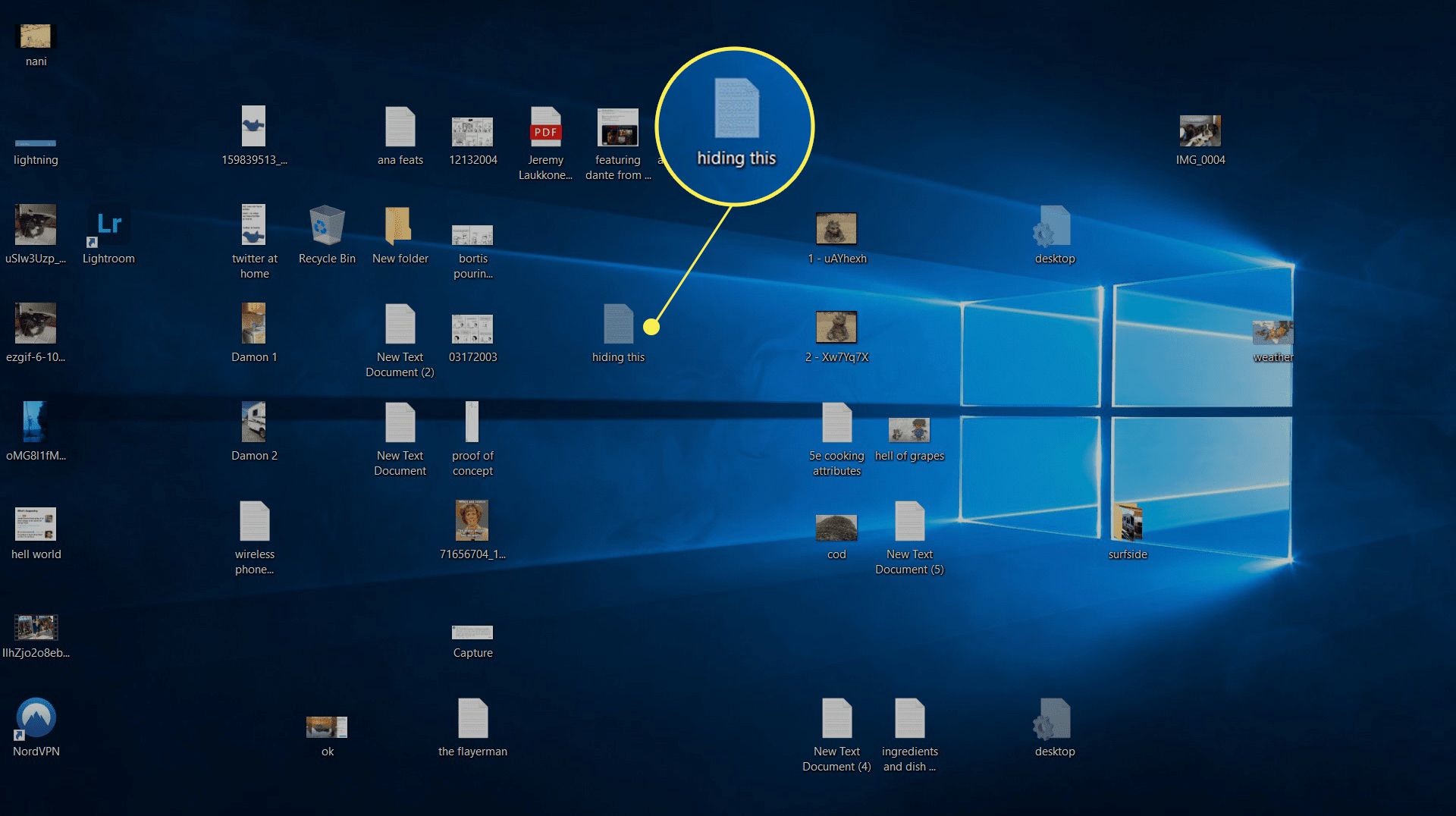 En dold fil på Windows 10-skrivbordet som fortfarande syns på grund av inställningar.