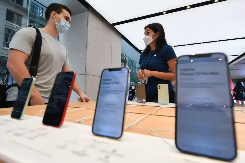 Kunder som tittar på de nya produkterna som säljs i Apple Store på George Street den 13 november 2020 i Sydney, Australien