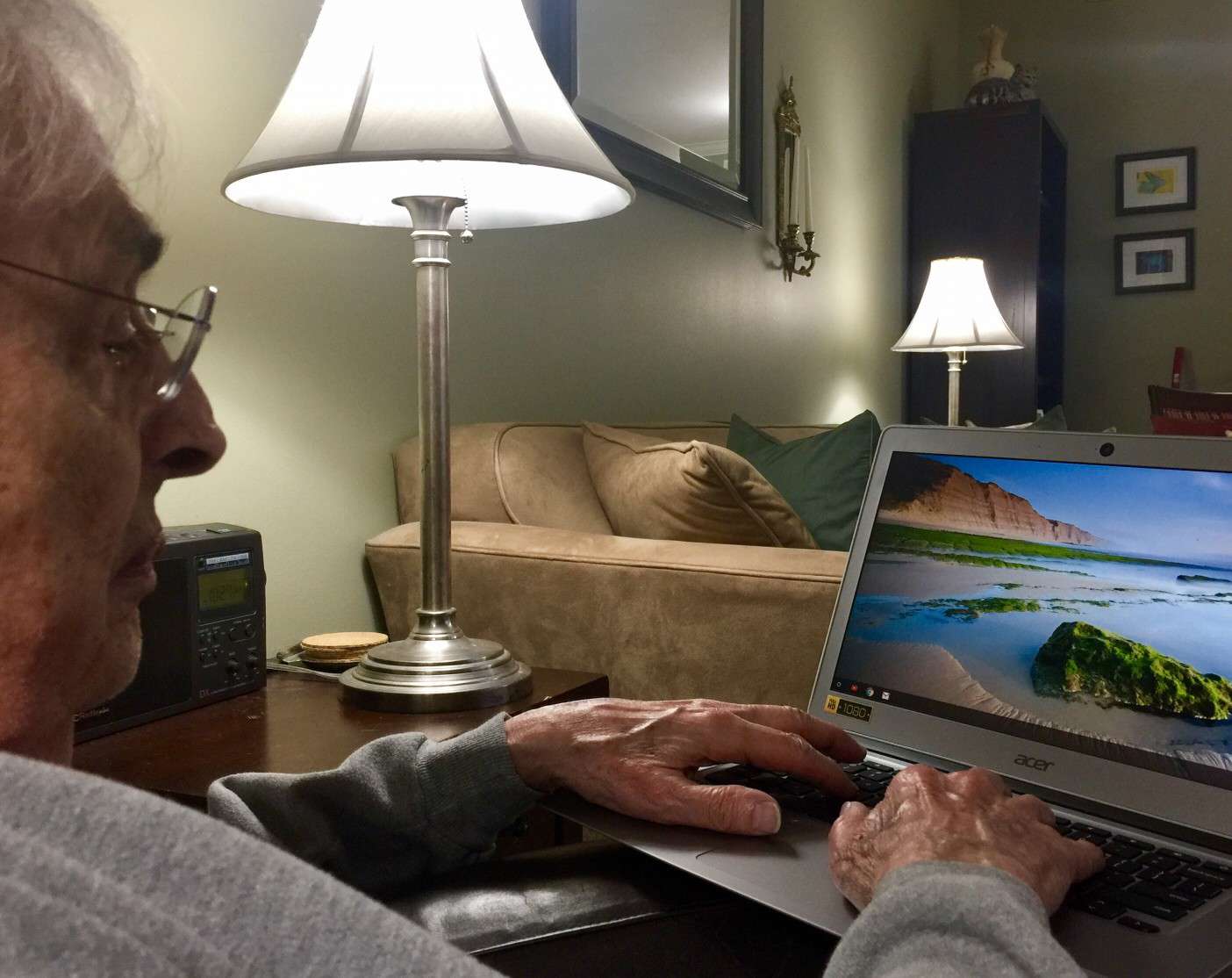 En äldre man som använder en Chromebook.
