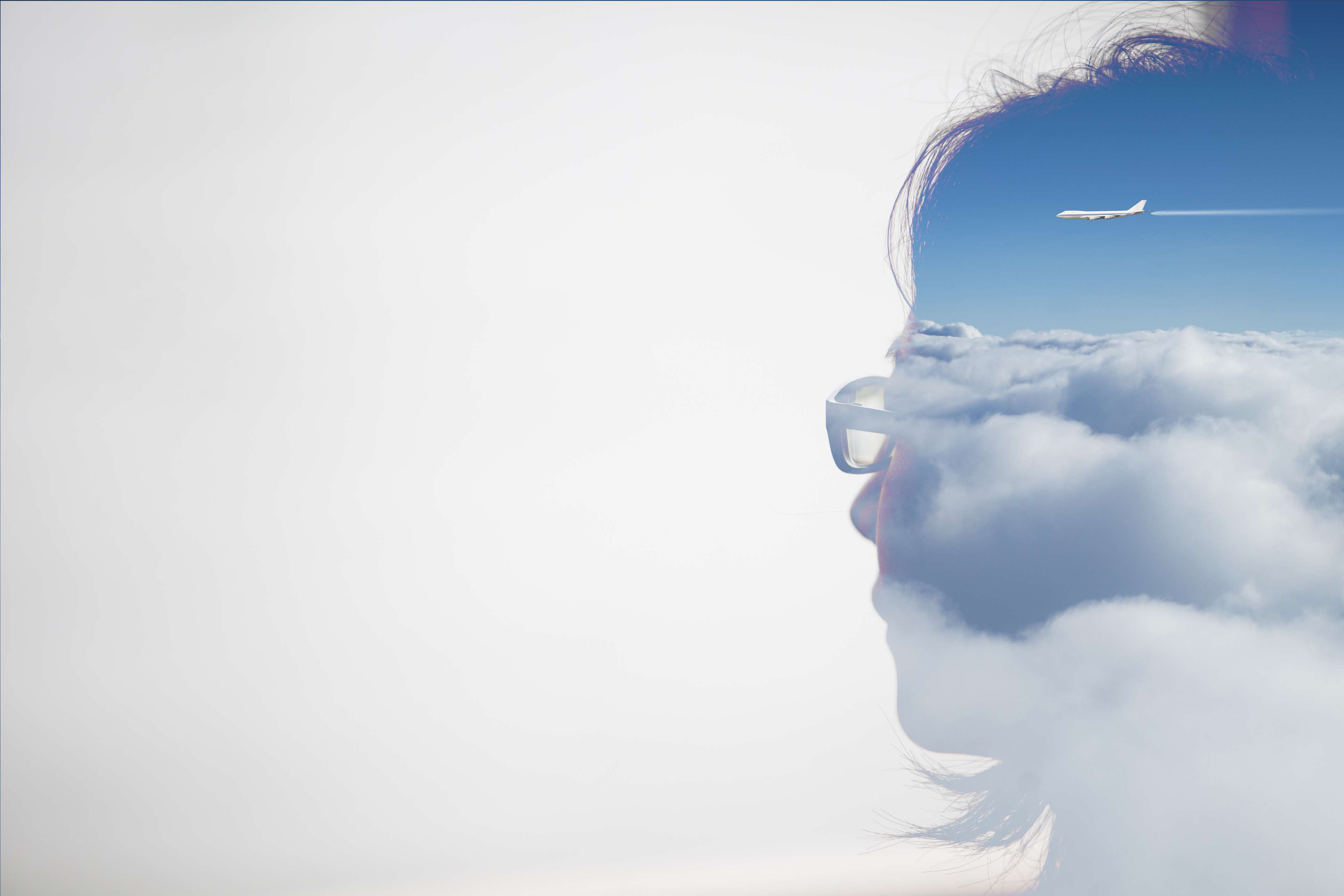 Dubbel exponeringsporträtt av en asiatisk kvinna i kombination med blå himmel och flygplan som flyger över himlen