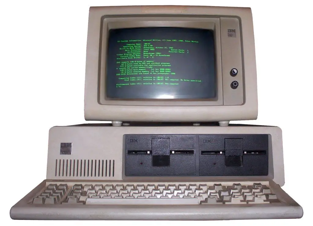 IBM PC 5150 med tangentbord och grön monokrom skärm (5151), som kör MS-DOS 5.0