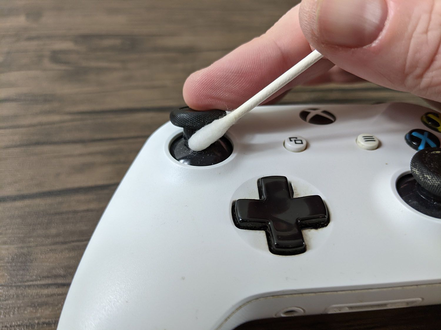 Rengöring av en Xbox en controller analog stick.