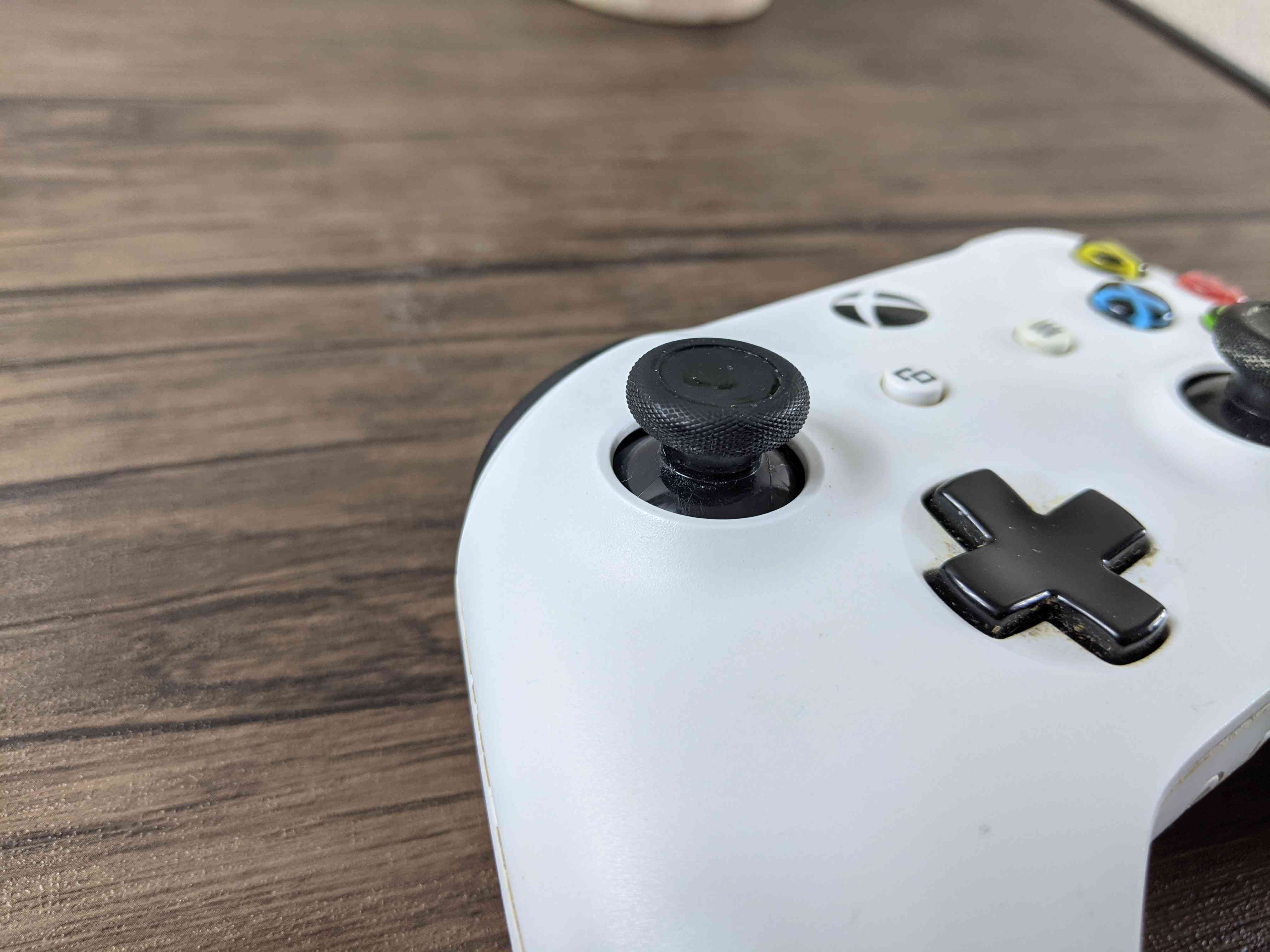 Ett rengörat thumbstick för Xbox One-kontroller.