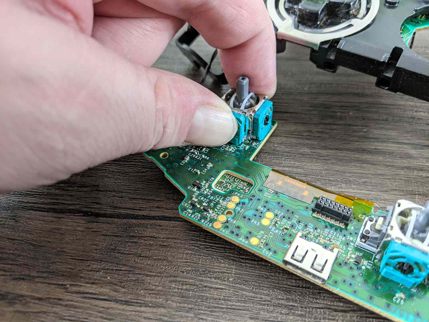 Reparerar en Xbox One analog stickmontering.
