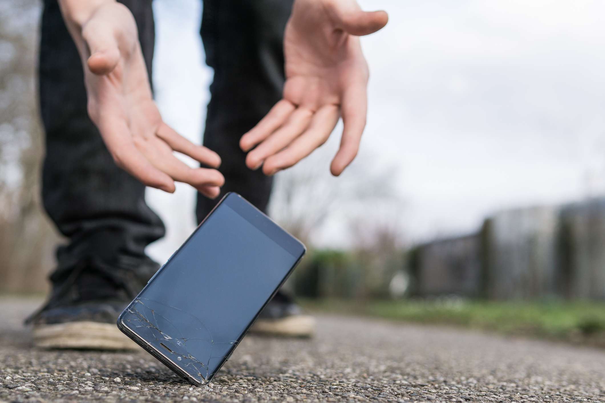 Skott för låg vinkel av en person som tappar sin smartphone