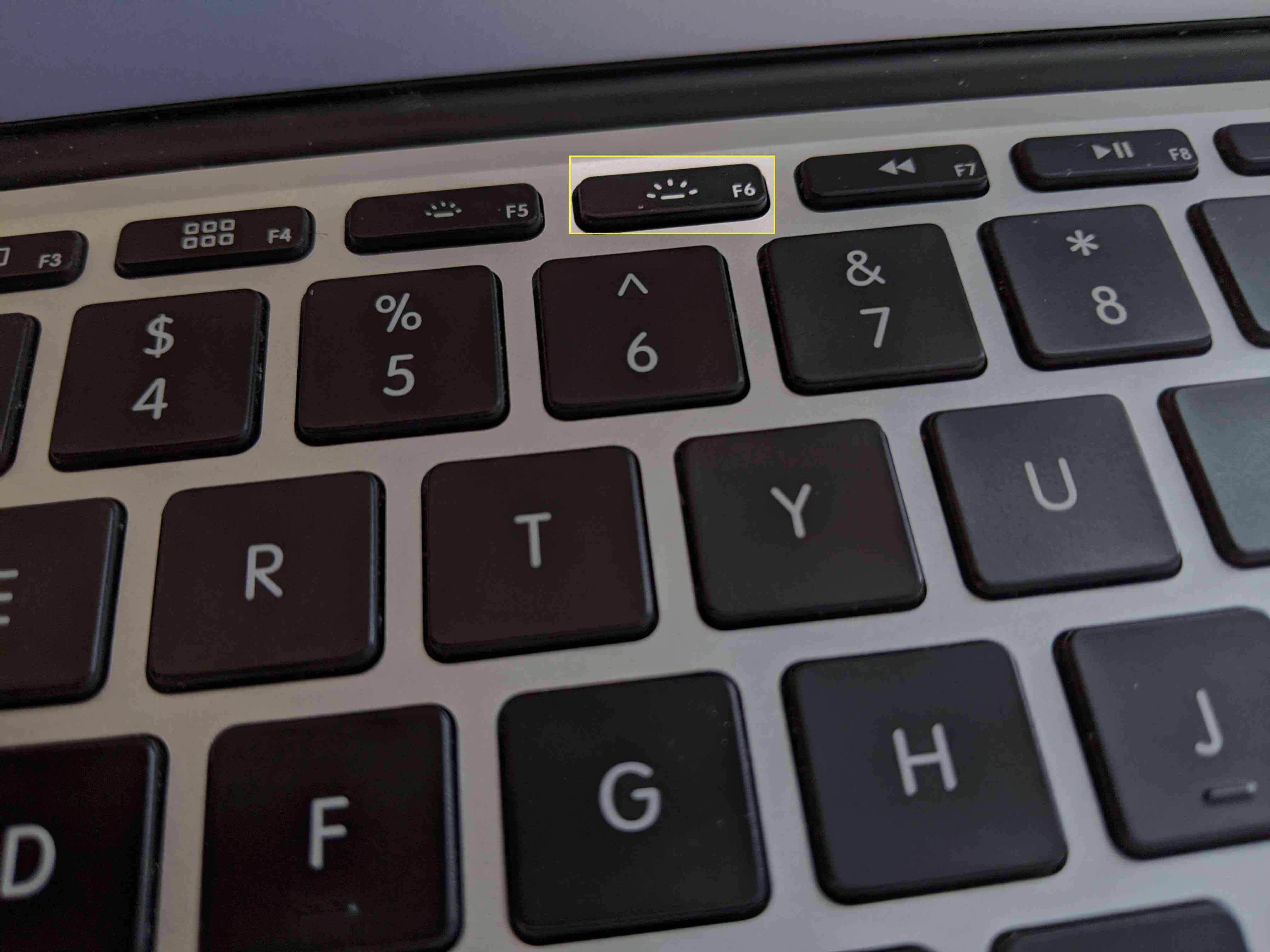 Knappen Öka ljusstyrka på ett MacBook-tangentbord.