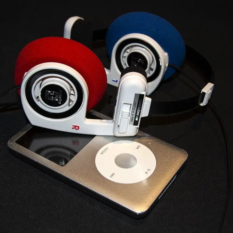 En moddad uppsättning Koss Porta Pro-hörlurar med en äldre version av iPod. 