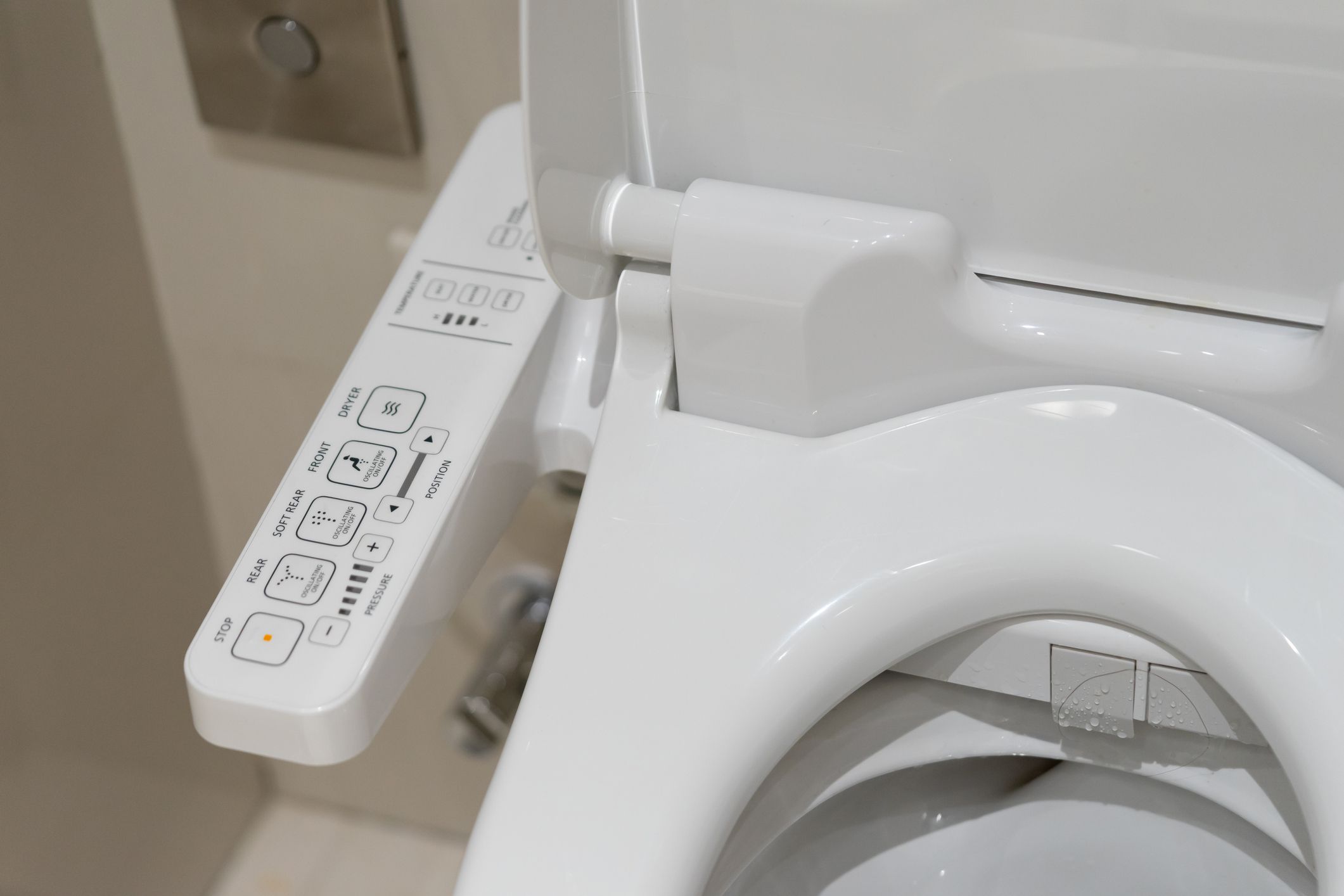Foto av kontroller på en vit smart toalett