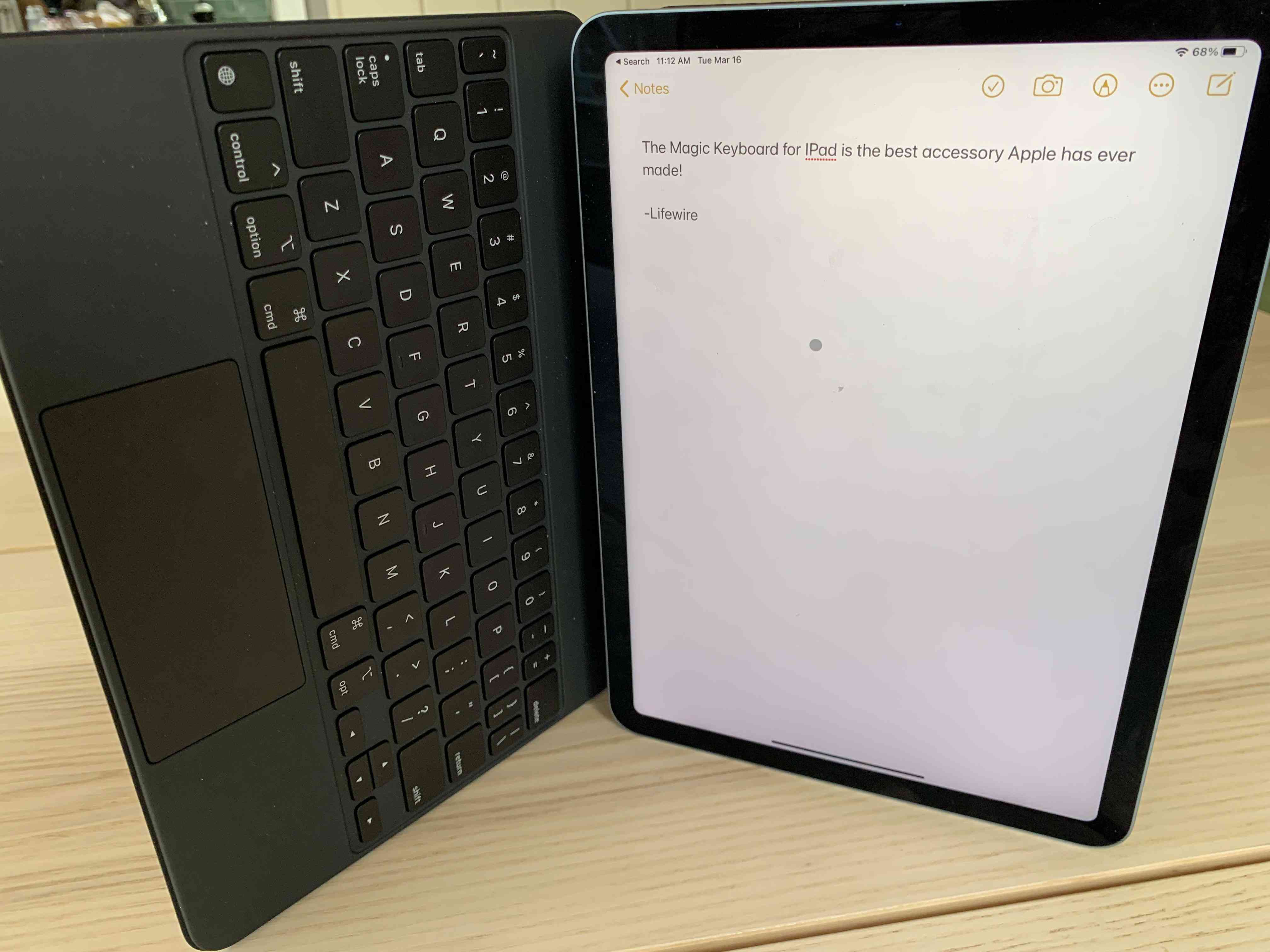 iPad Air står vertikalt med Magic Keyboard bifogat