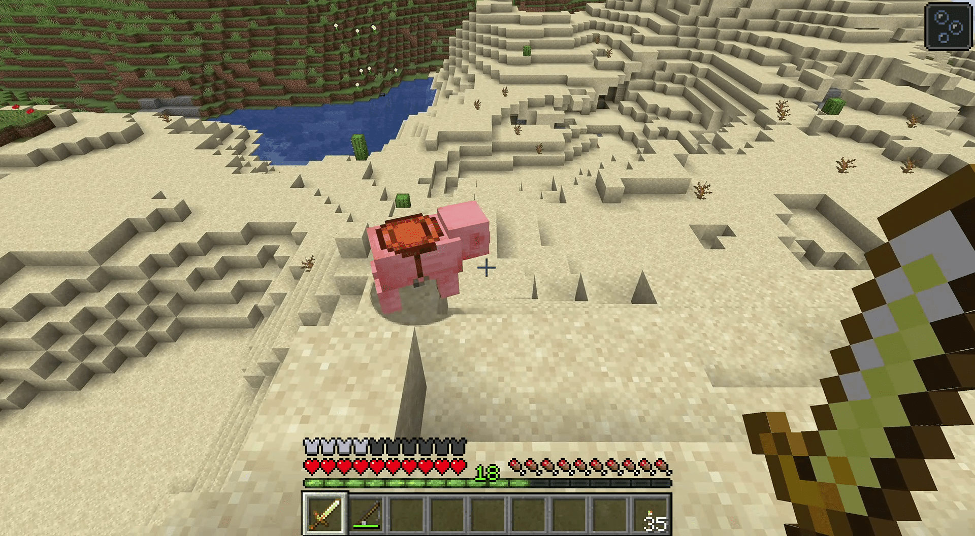 En gris som bär en sadel i Minecraft.