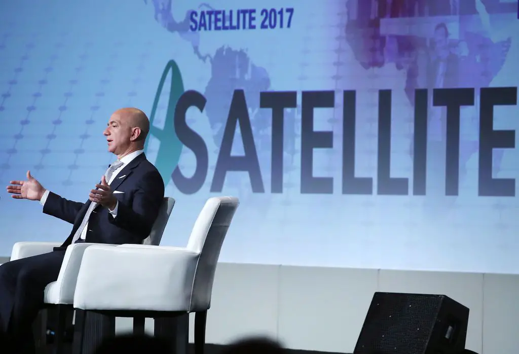 Jeff Bezos, VD för Amazon och grundare av Blue Origin, talar under Access Intelligence's SATELLITE 2017-konferens