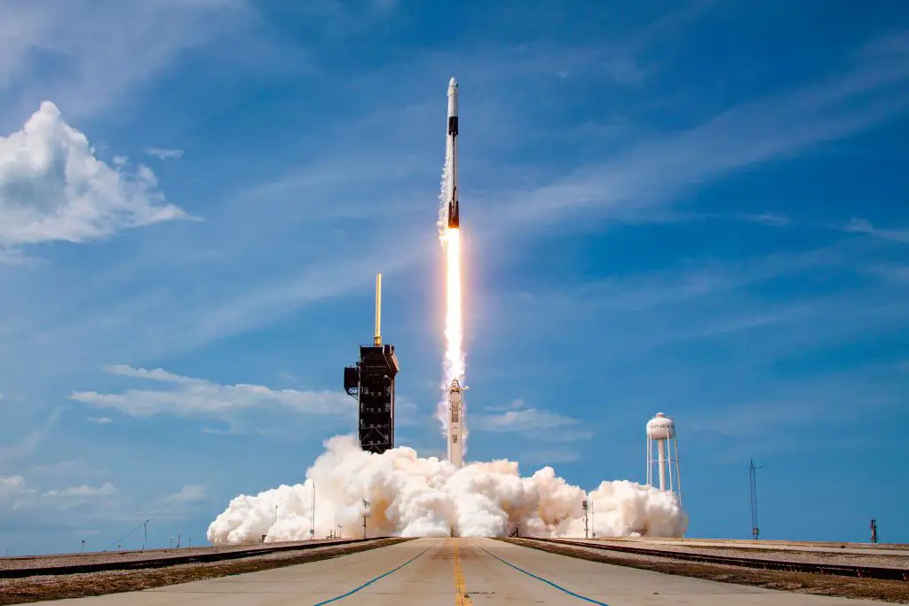 En raket från Falcon 9 som bär företagets rymdfarkoster Crew Dragon startar på Demo-2-uppdraget till den internationella rymdstationen