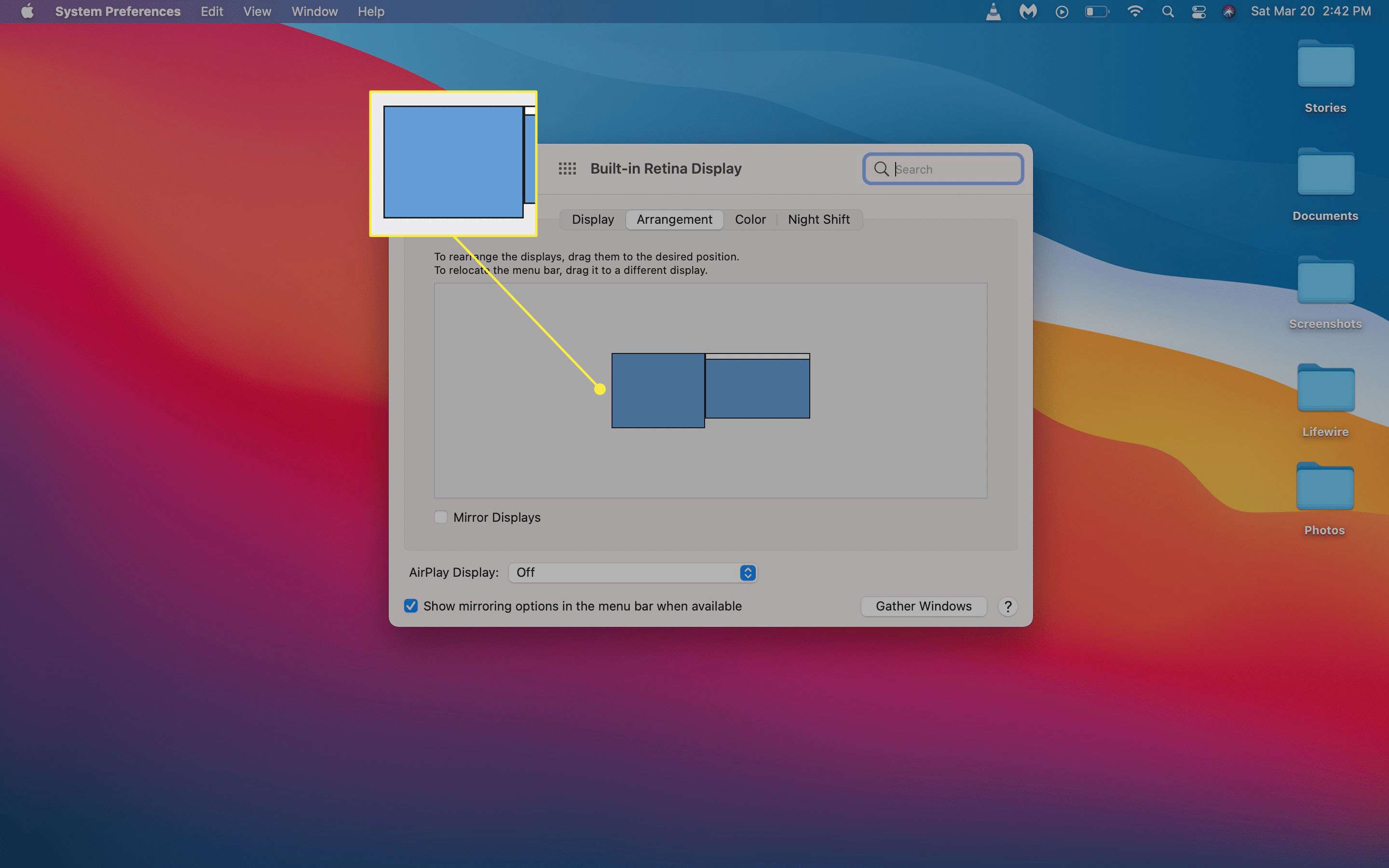 En omplacerad bildskärm i macOS-skärminställningarna.