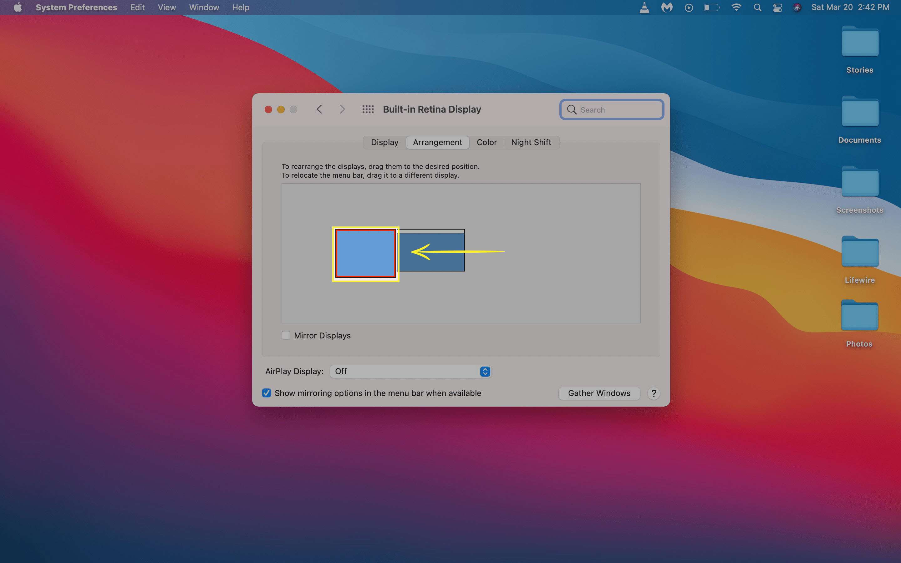 Dra en bildskärm i alternativen för macOS-skärmarrangemang.