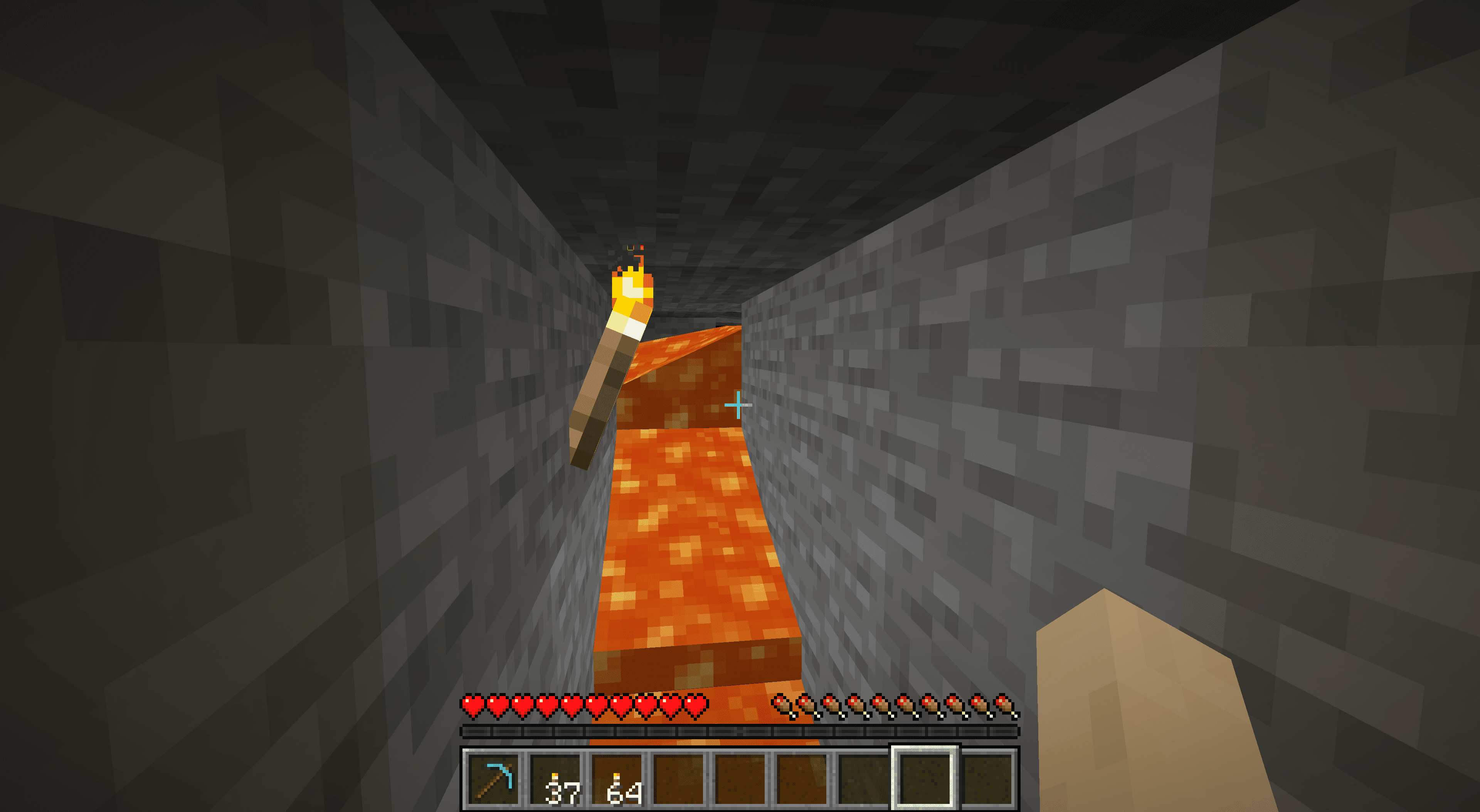 Lava underjordisk i Minecraft med vatten synligt i fjärran.