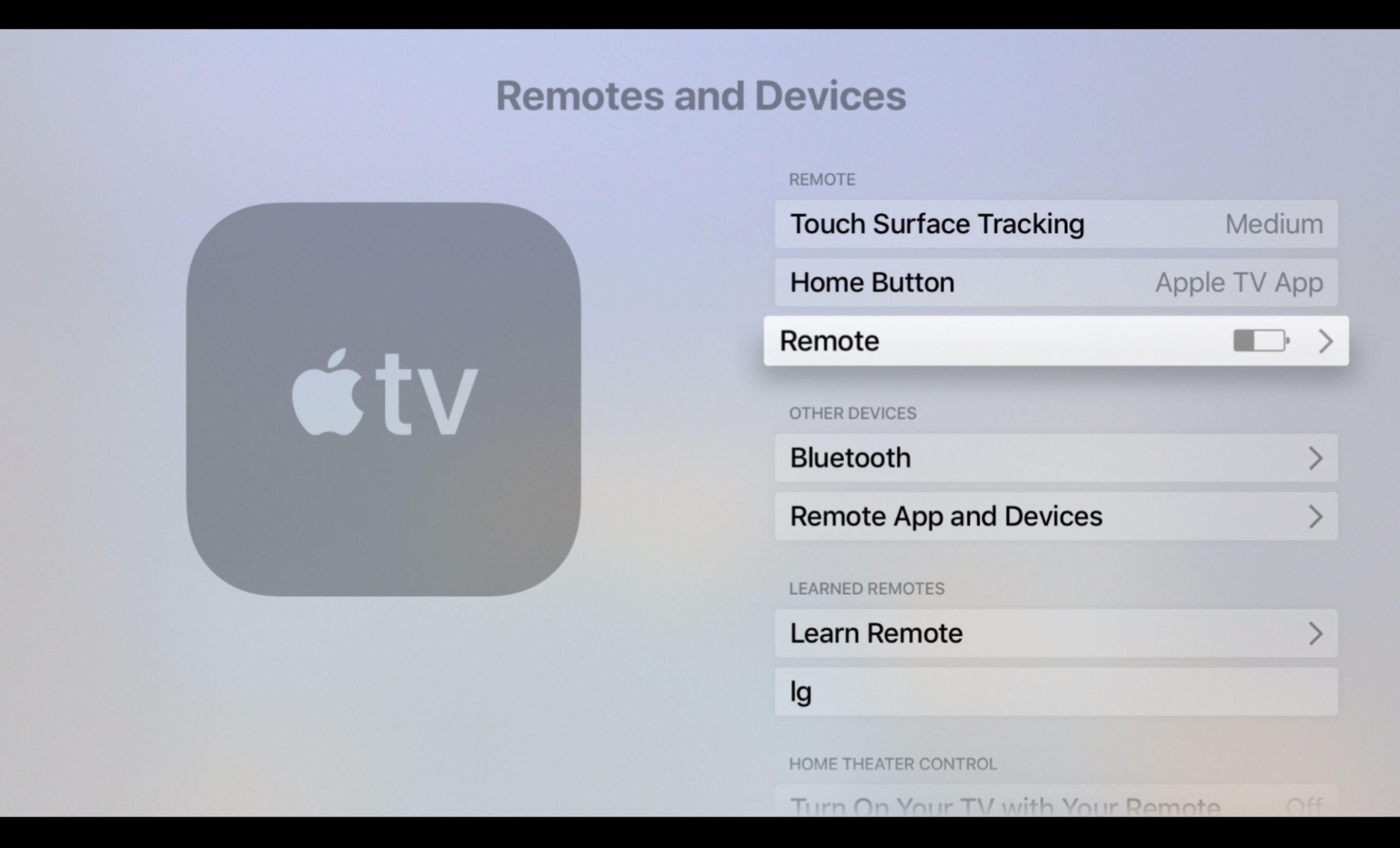 Apple TV-fjärrkontroller och enheter som visar fjärrkontrollens batteriladdningsikon
