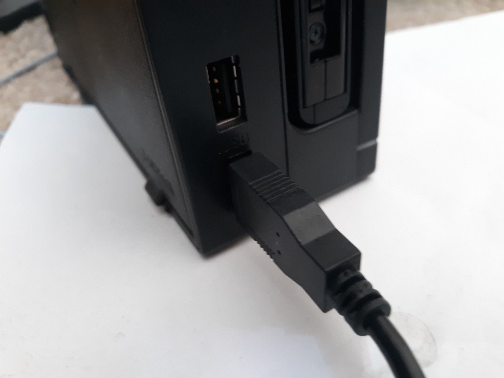Du kan ansluta vilket USB-tangentbord som helst till en av USB-portarna på Switch-dockan.
