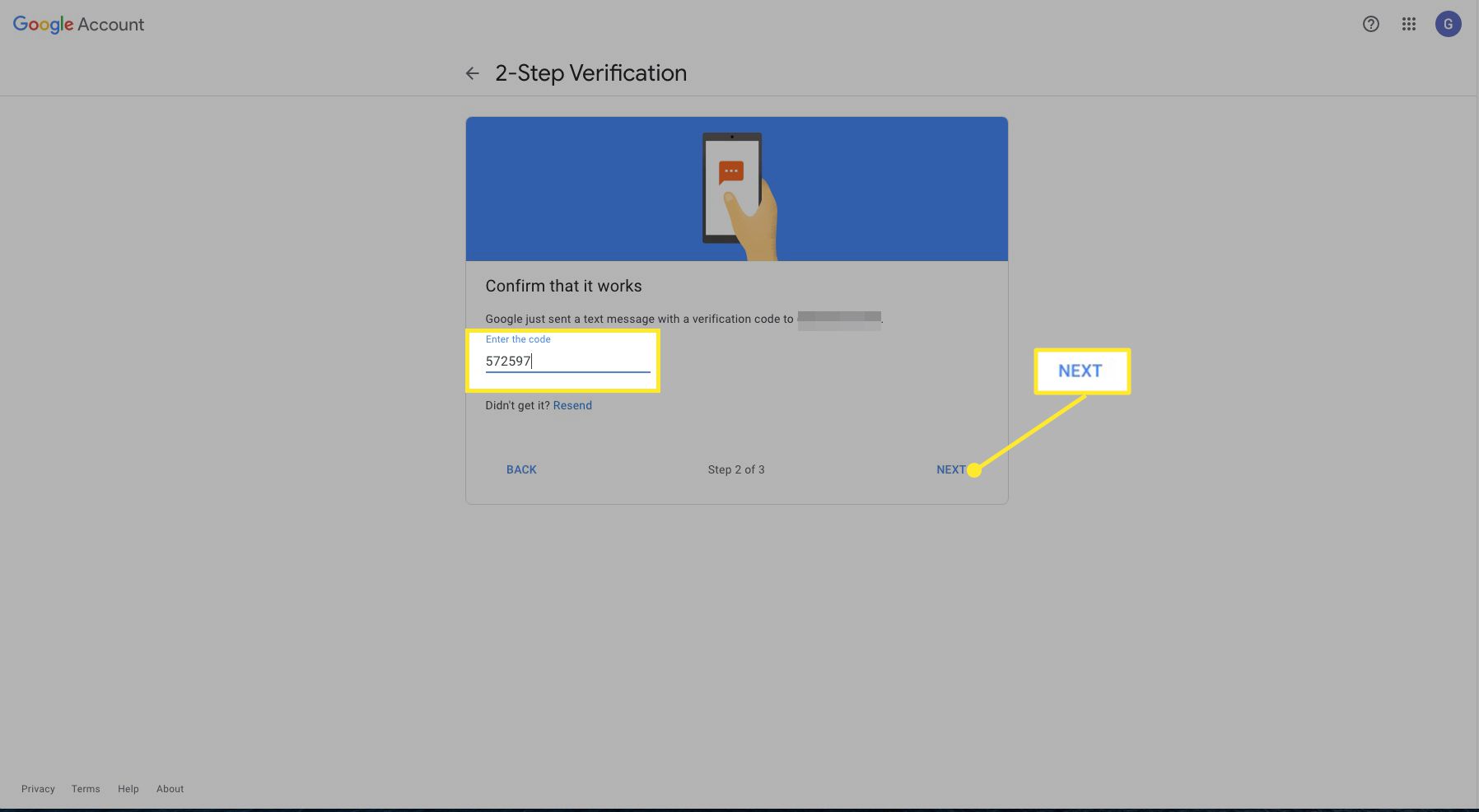 Googles 2-stegs verifieringsskärm med kod och Nästa markerad