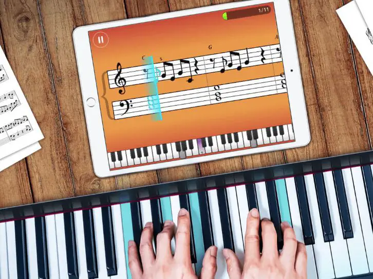 Piano Maestro-appen på en iPad ovanför ett piano