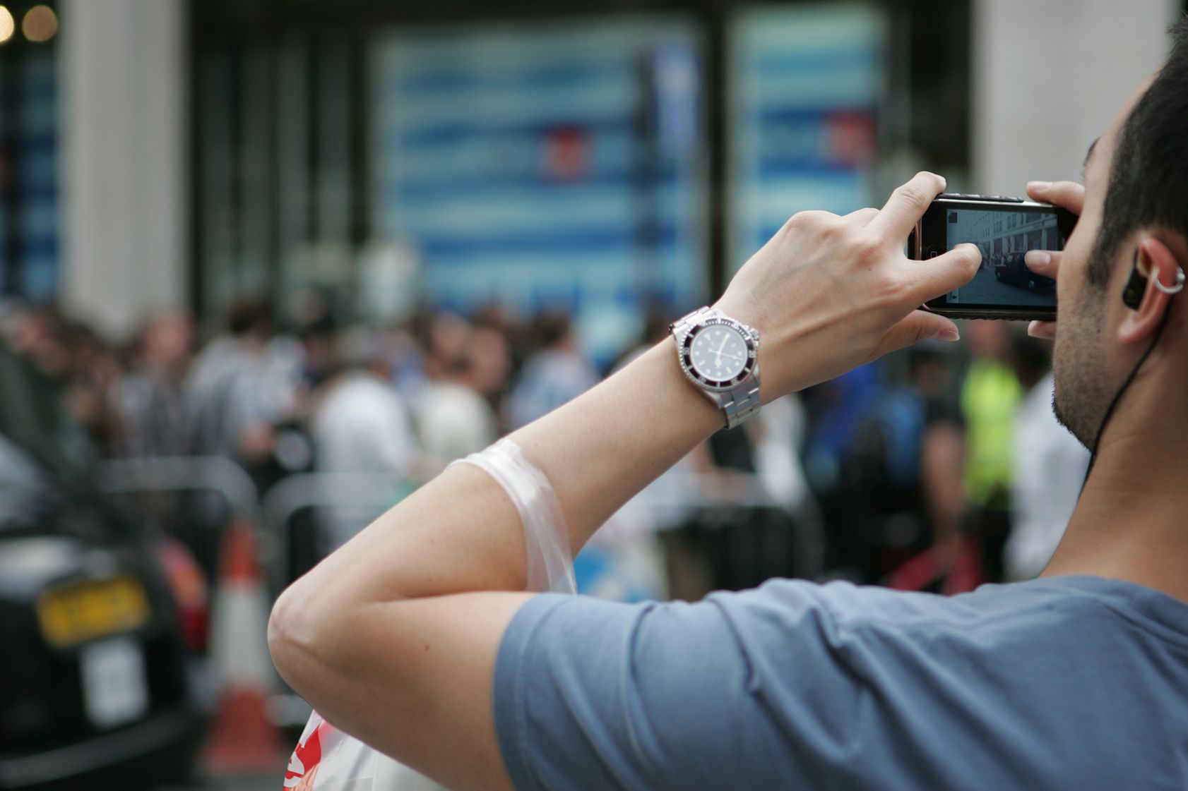 Person som tar ett foto med iPhonen som gör fotografering på gatan