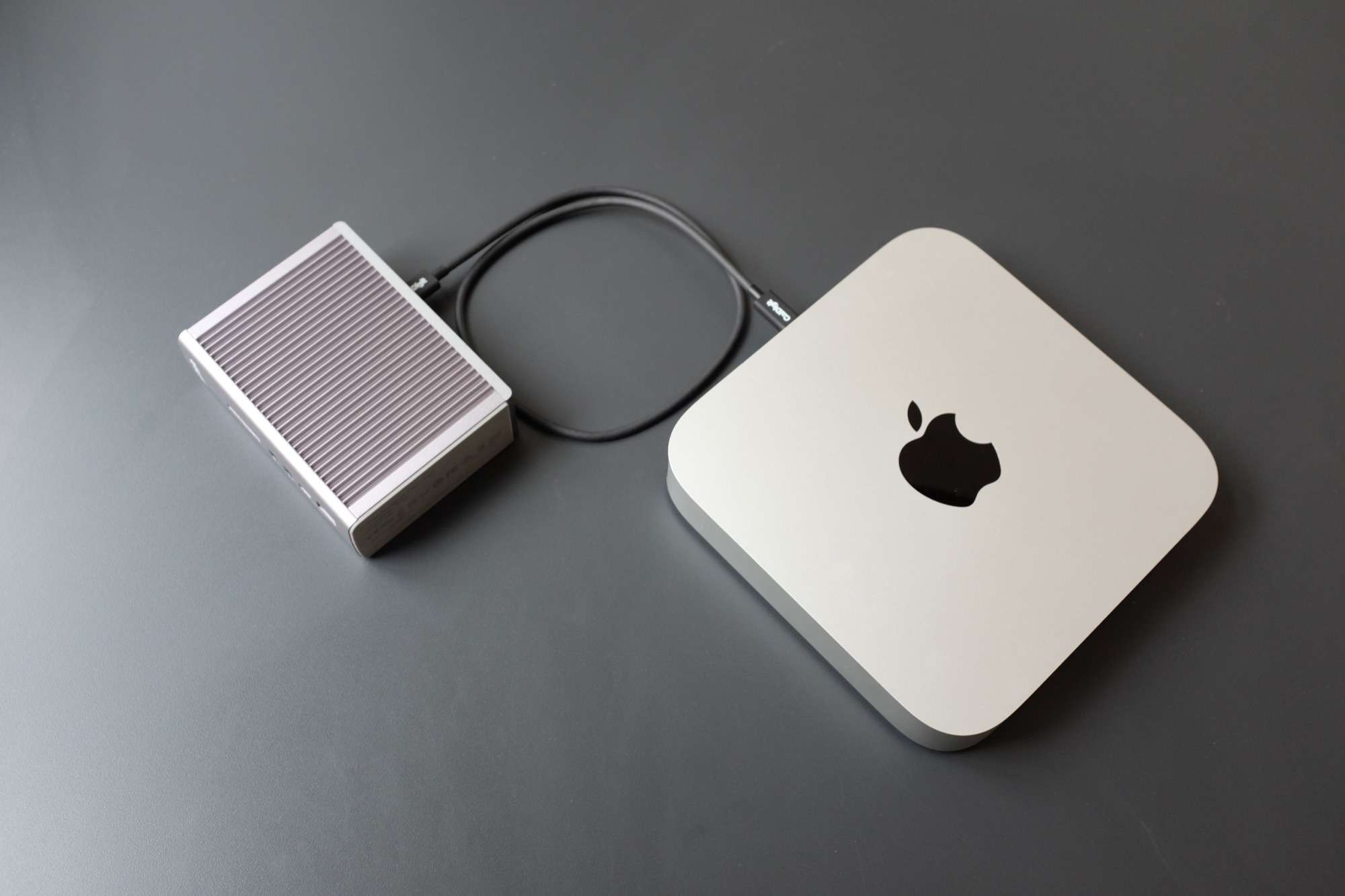 CalDigit TS3 + ansluten till en Mac Mini och vilar på ett grått bord