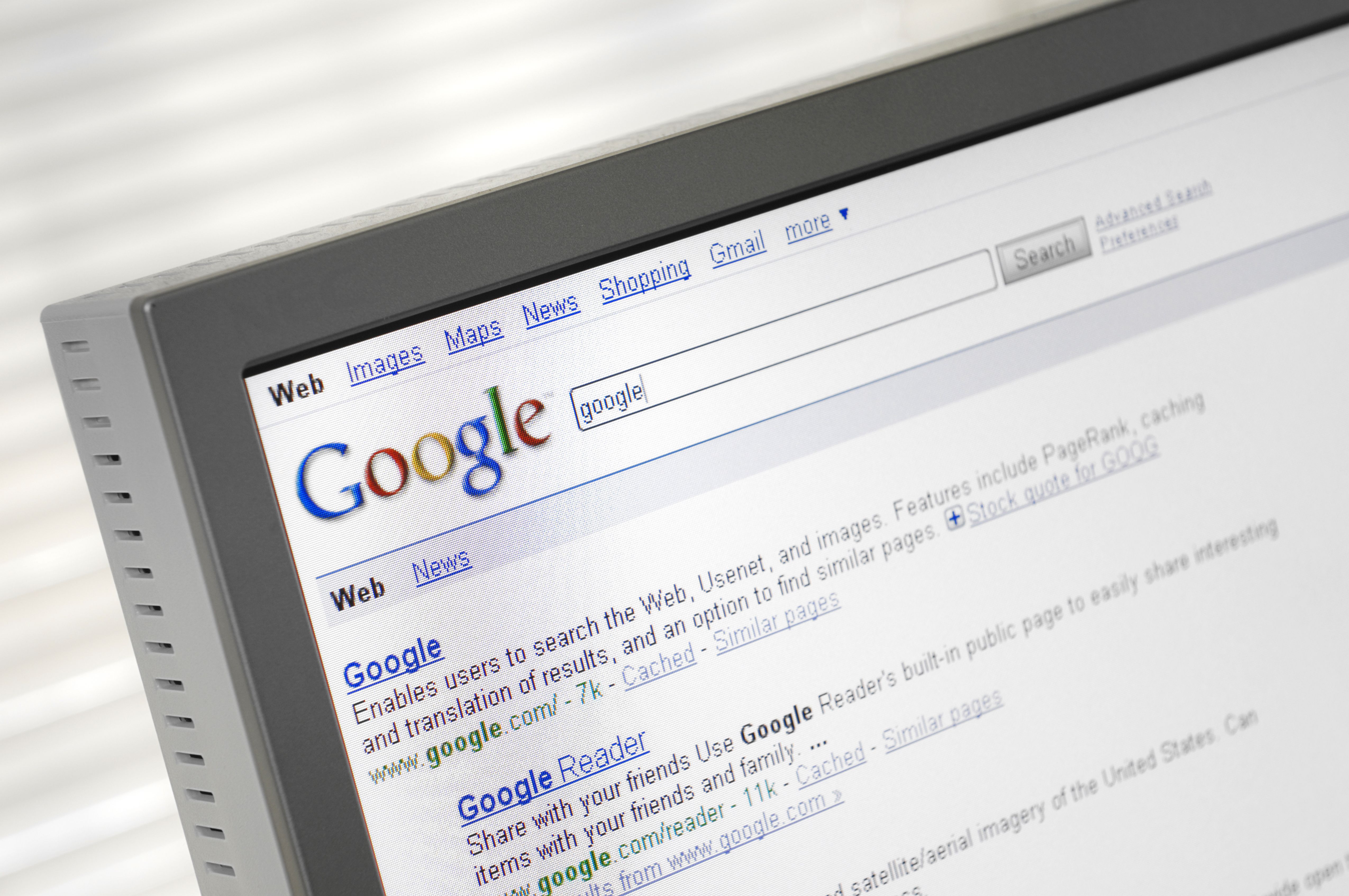 Googles sökmotorsida med sökresultat visas på en datorskärm
