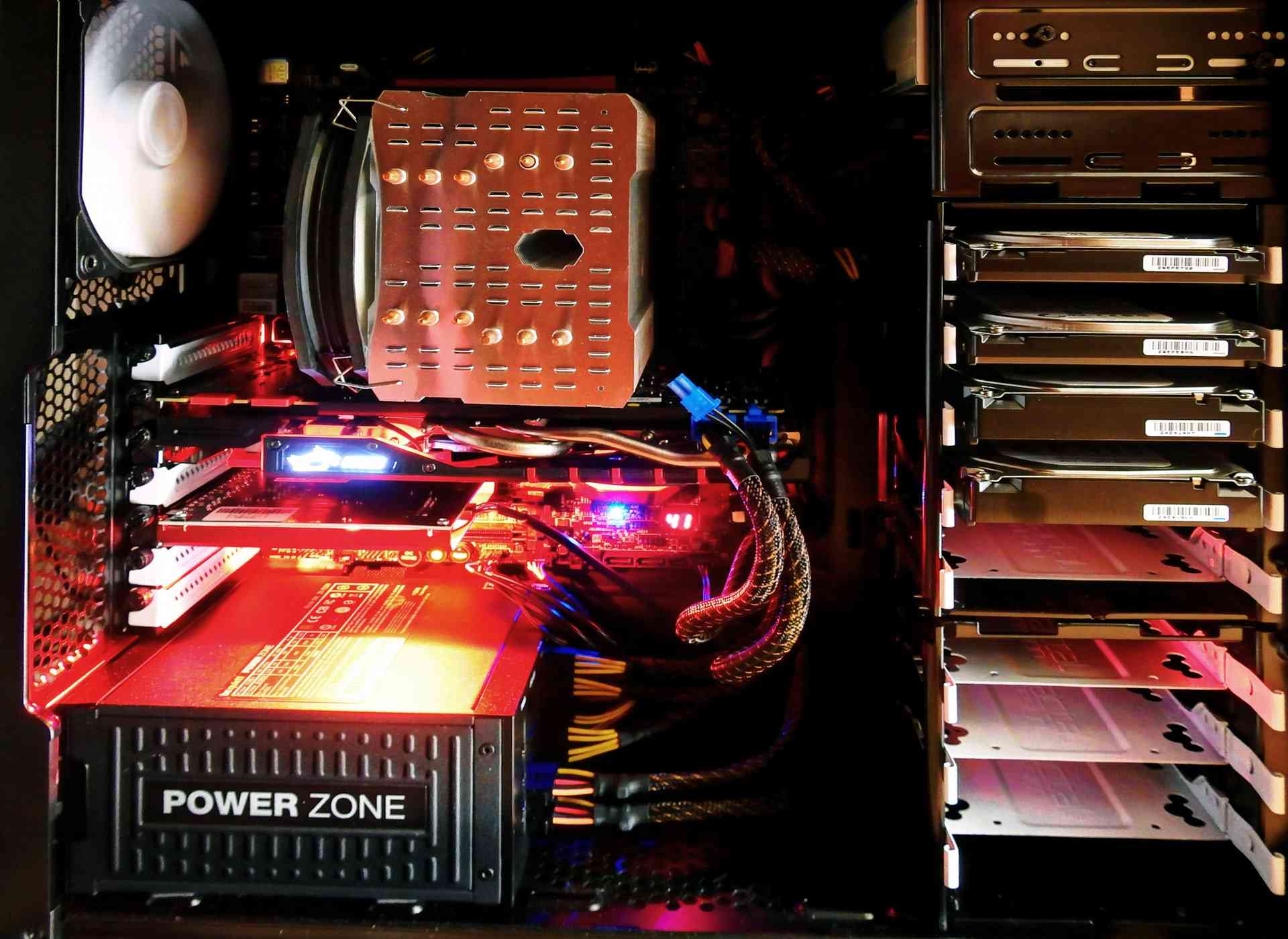 Ett öppet PC-fodral med glödande röda lampor.