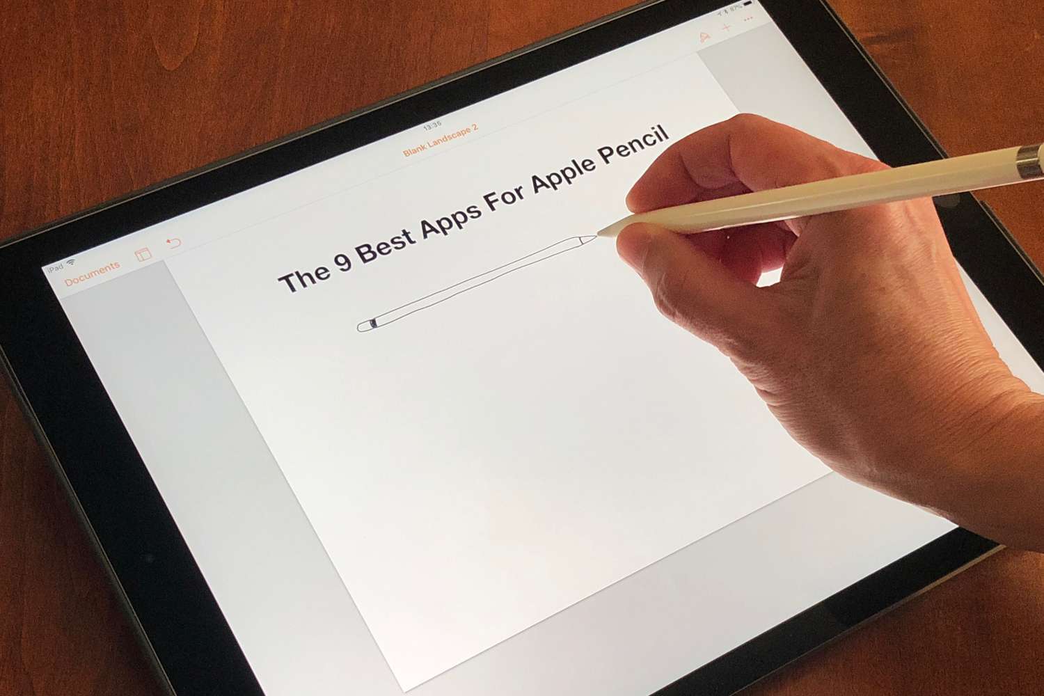 Ett foto av Apple Pencil som används för att rita på en iPad Pro