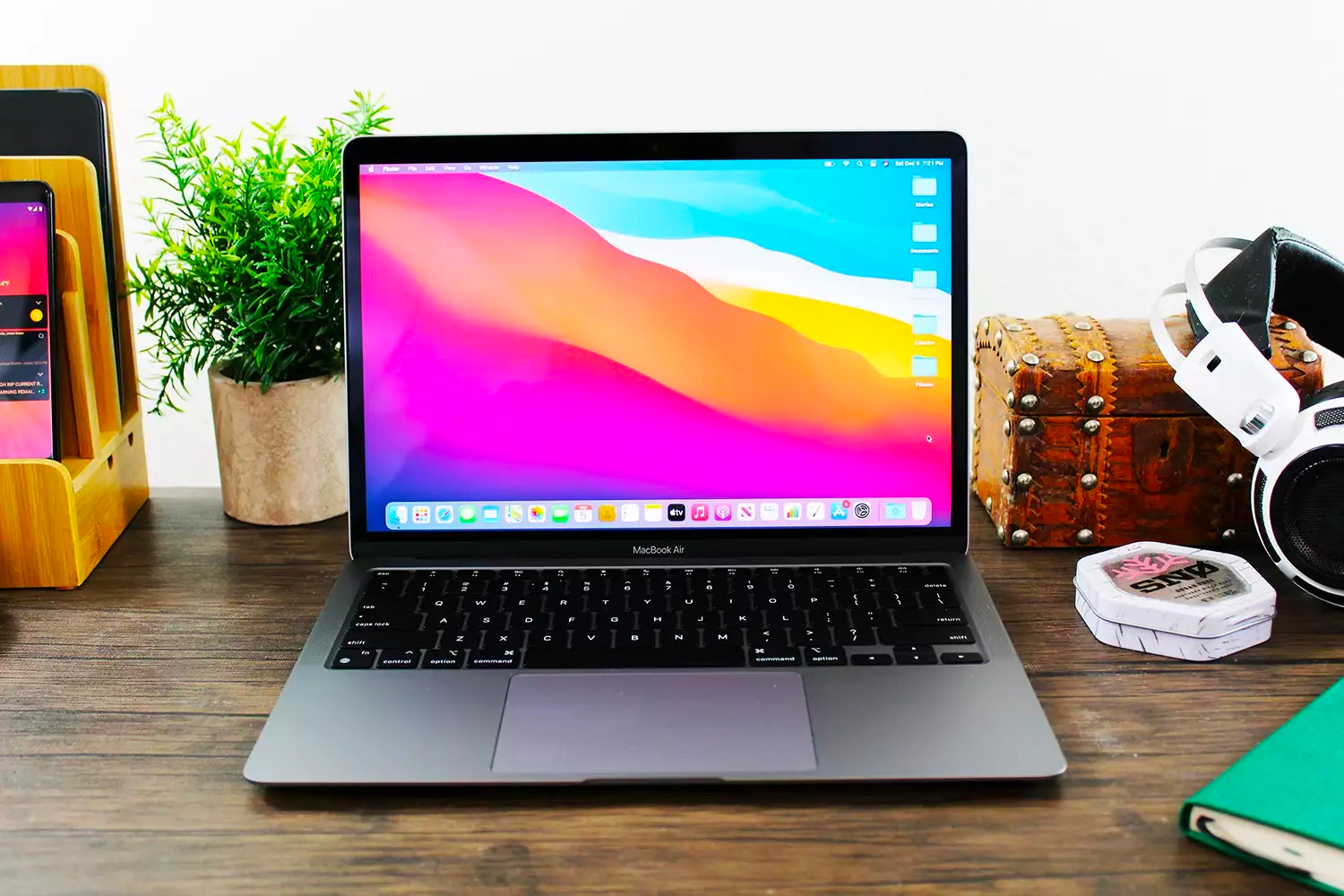 MacBook Air på ett skrivbord
